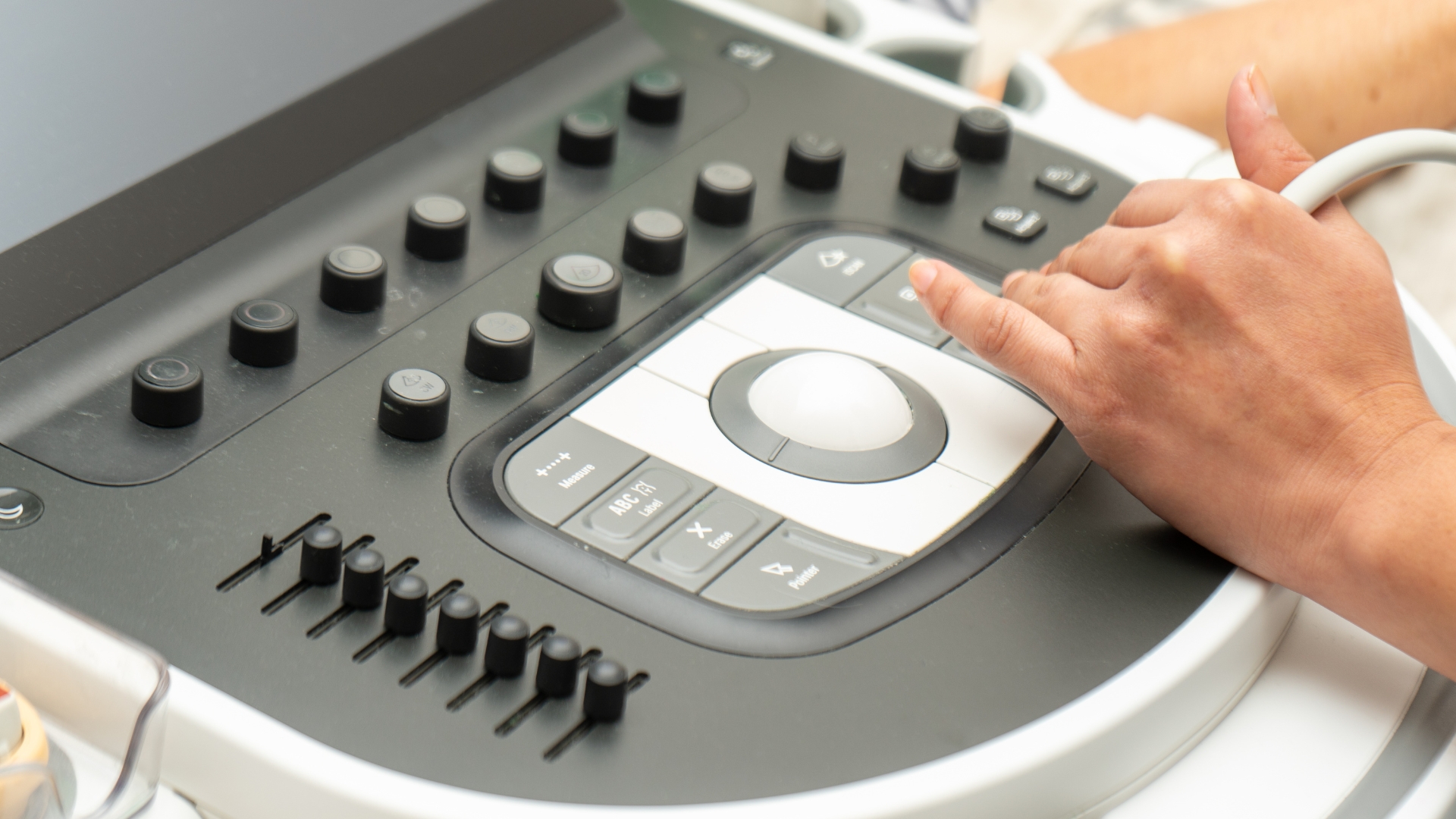 Theo dõi thai nhi thường xuyên như dùng phương pháp siêu âm Doppler giúp đánh giá được lưu lượng máu nuôi thai