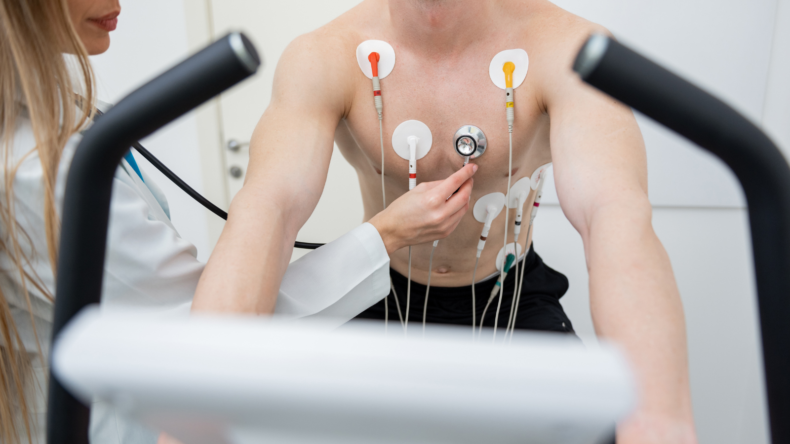 Kiểm tra gắng sức giúp theo dõi nhịp tim khi người bệnh đi bộ hoặc chạy trên máy