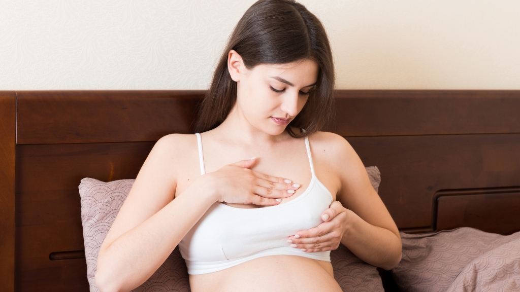 Theo dân gian, mang thai bé gái có thể khiến ngực trái phát triển hơn ngực phải