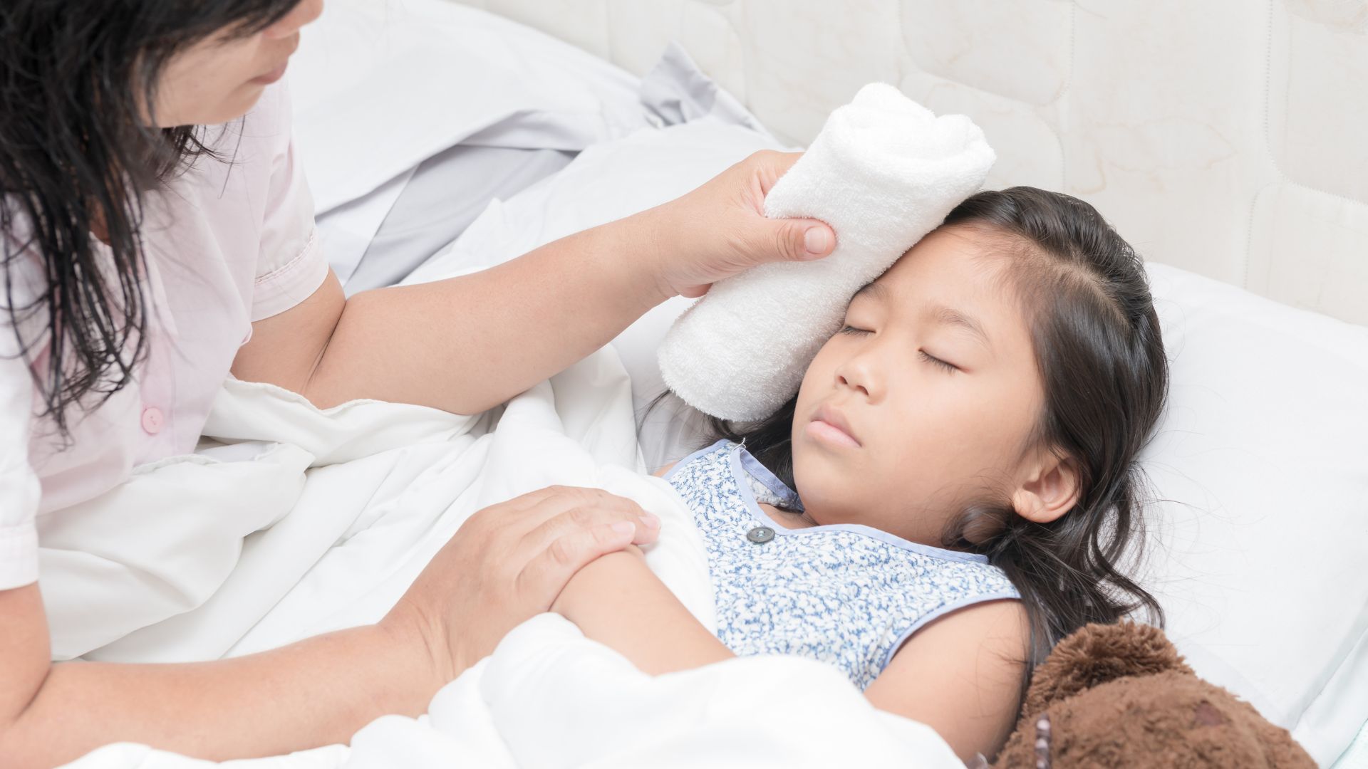 Dùng khăn thấm nước mát lau trán, cổ, nách, bẹn và toàn thân