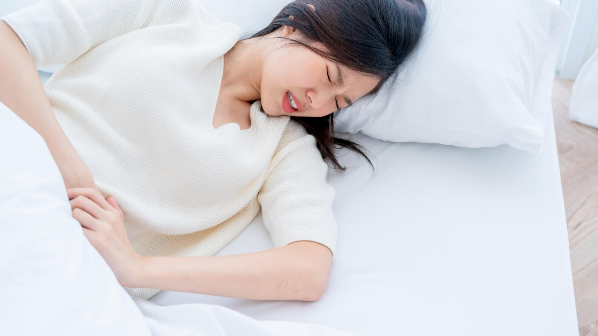 Một trong những dấu hiệu sỏi bàng quang là đau âm ỉ ngay trên xương mu, đôi khi lan xuống vùng háng hoặc hai bên hông