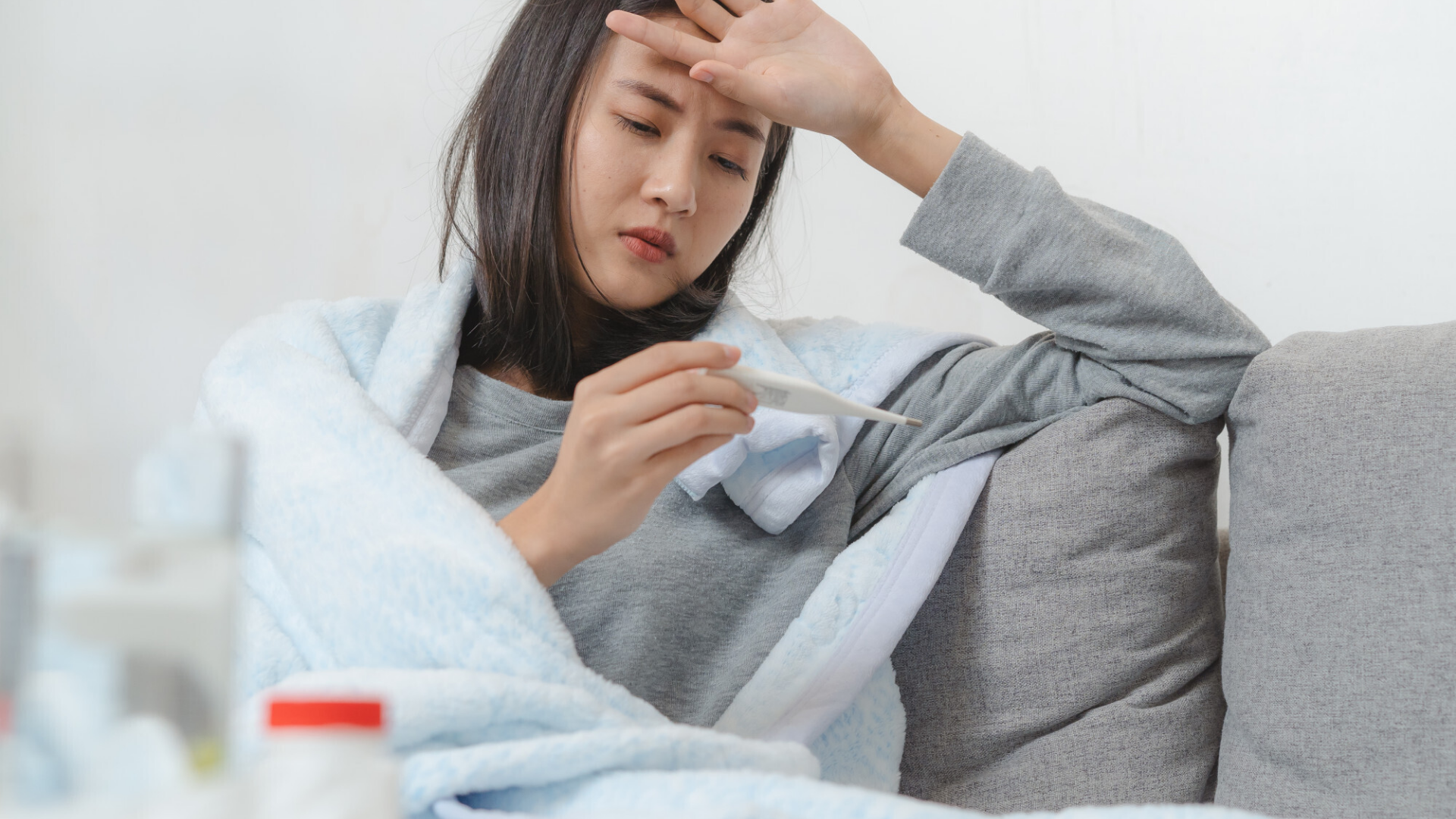 Một số trường hợp kèm theo buồn nôn, sốt nhẹ hoặc rét run nếu sỏi gây viêm bàng quang cấp