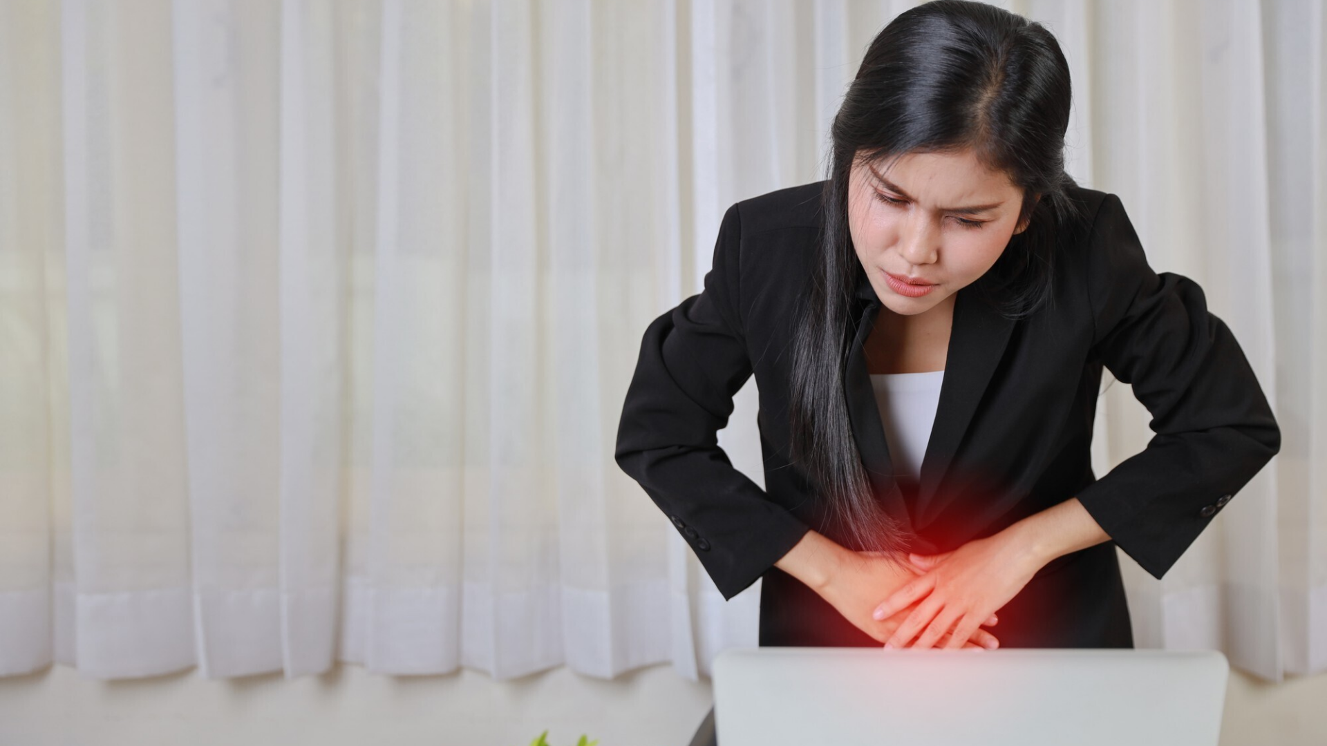 Đau bụng dưới hoặc đau vùng chậu là một trong những biểu hiện của sỏi bàng quang ở nữ