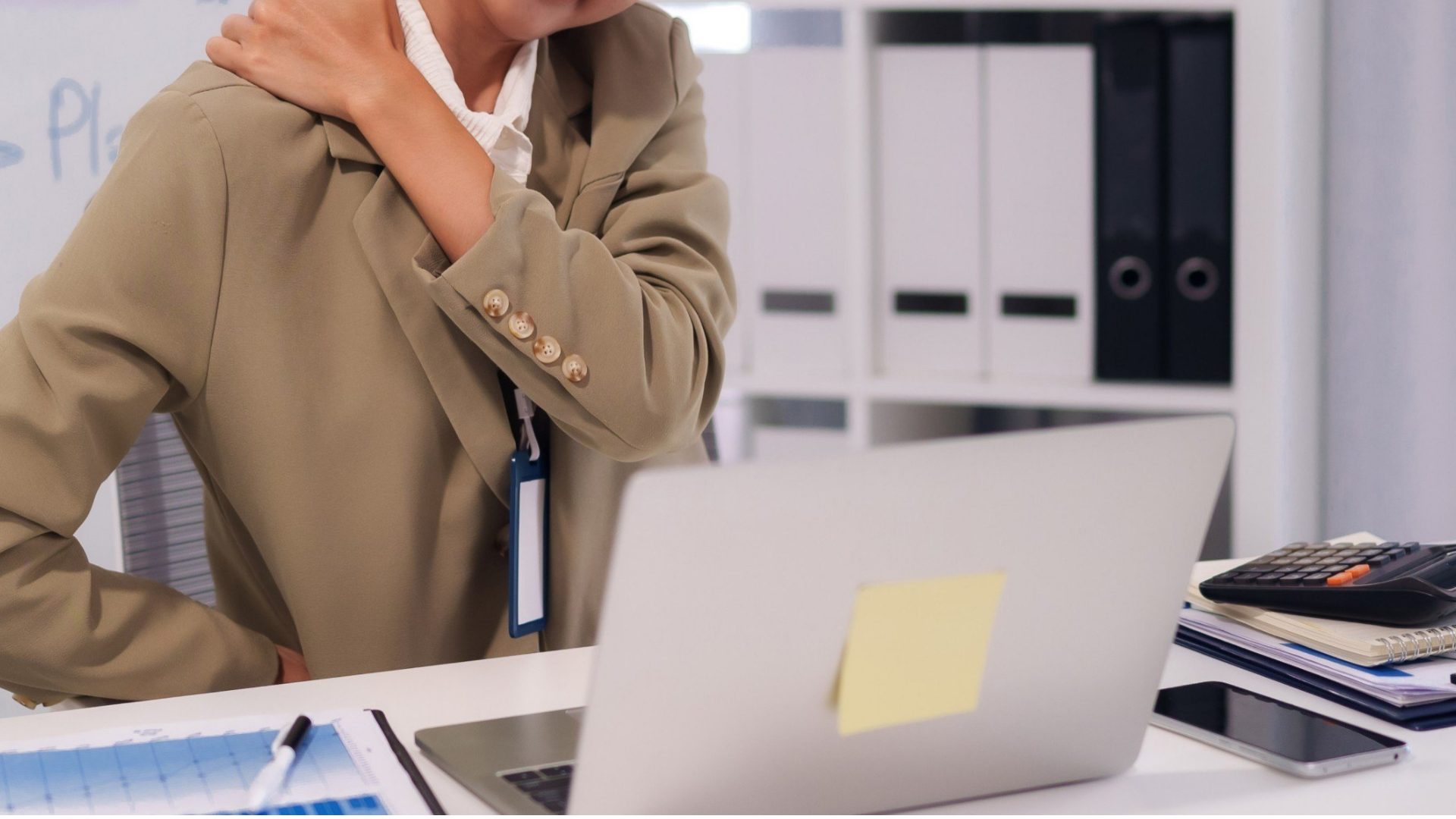 Người ít vận động hoặc làm việc văn phòng nhiều giờ liền dễ hình thành thói quen nhịn tiểu, tăng nguy cơ bị sỏi bàng quang