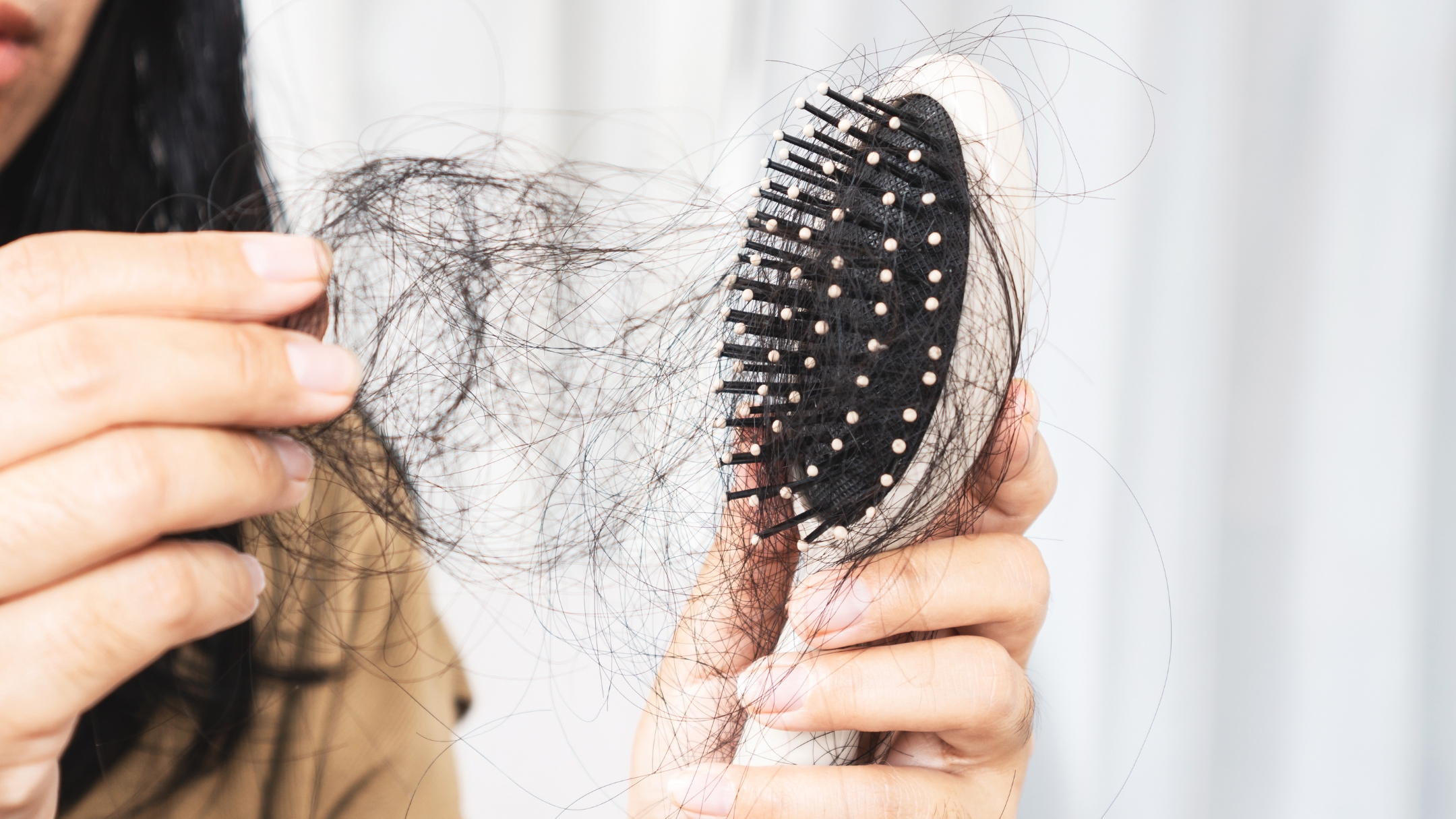Rụng tóc nhiều bất thường là một dấu hiệu thiếu kẽm