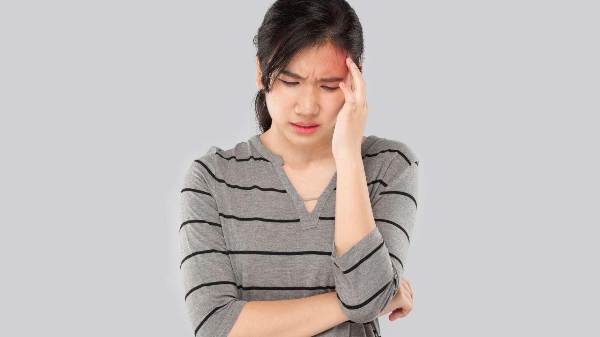 Một số người khi thiếu ngủ sẽ bị đau đầu âm ỉ hoặc đau căng vùng trán, vùng thái dương