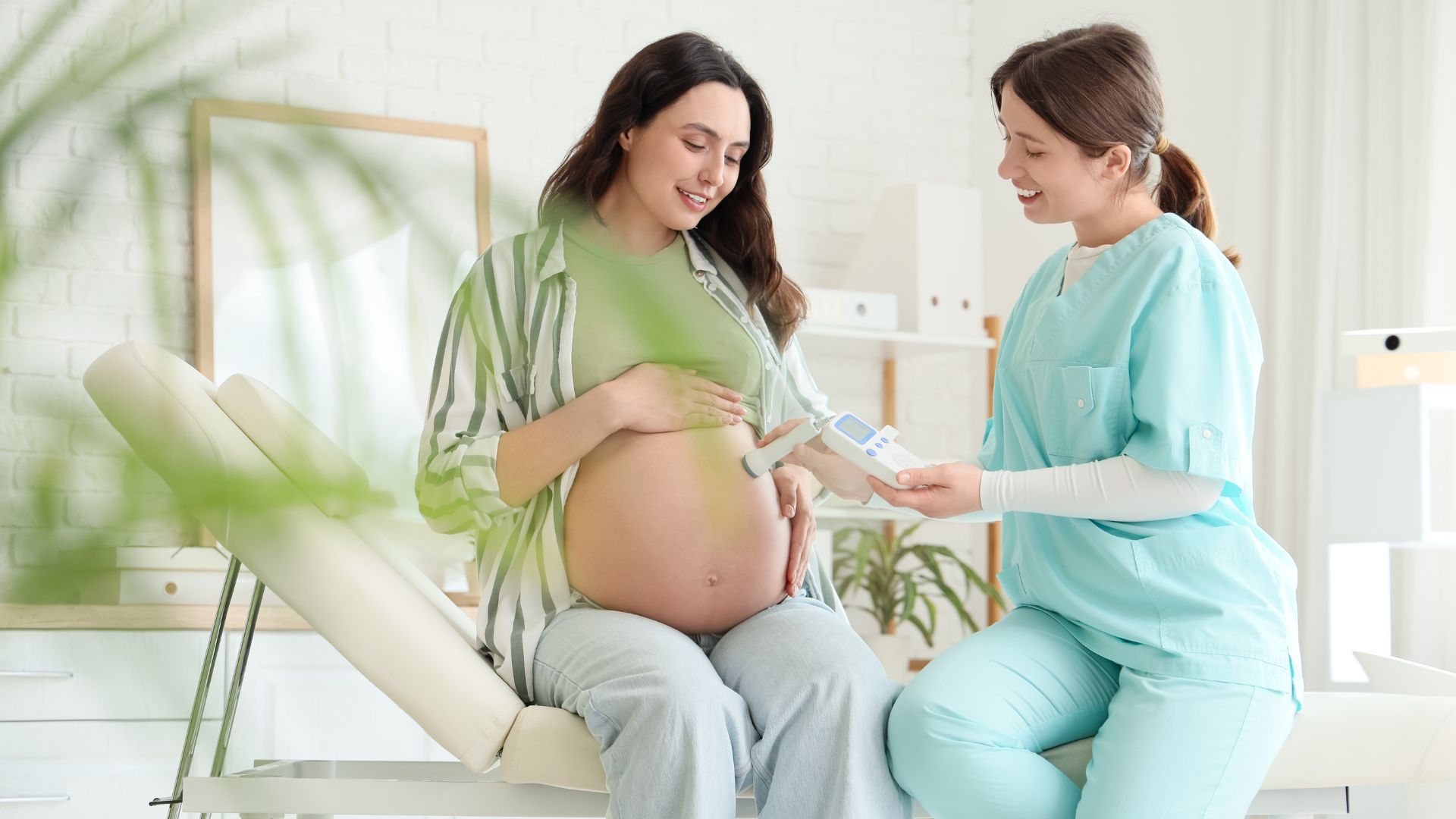 Theo dõi sát sao tình trạng sức khoẻ của mẹ và thai nhi