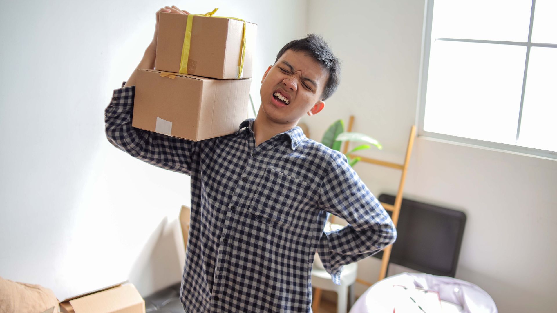 Mang vác nặng hoặc gắng sức sai tư thế có thể dẫn đến thoát vị