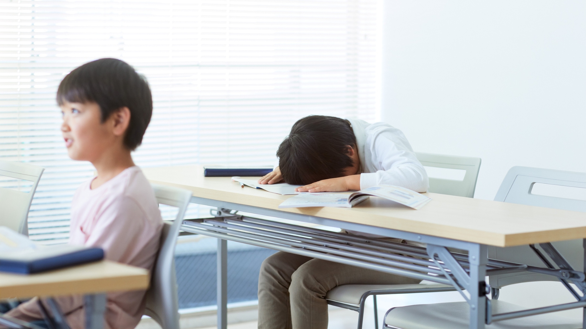 Cảm giác thiếu năng lượng kéo dài khiến các em khó hoàn thành nhiệm vụ học tập hay duy trì sự tập trung trong thời gian dài