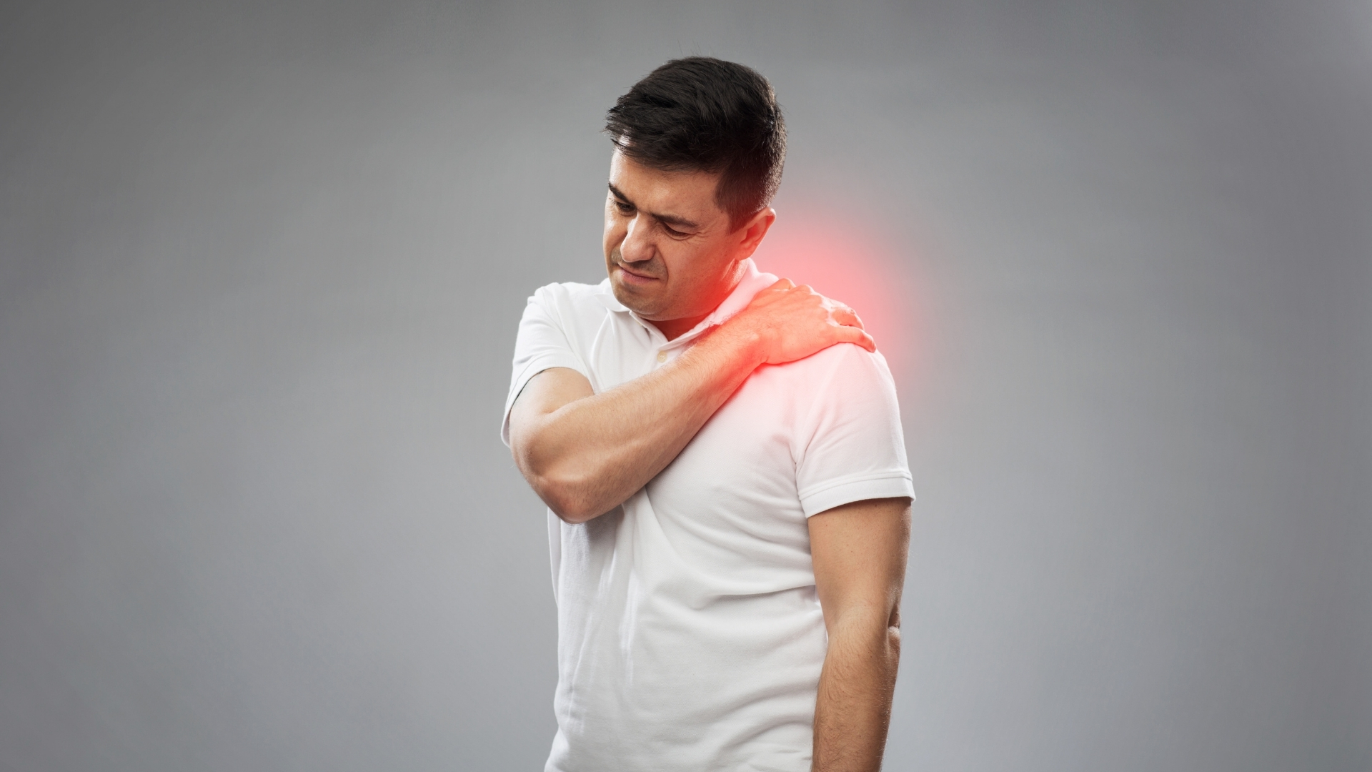 Ngay sau chấn thương, người bệnh thường cảm thấy cơn đau nhói, dữ dội tại vùng vai, đặc biệt khi cố gắng cử động tay