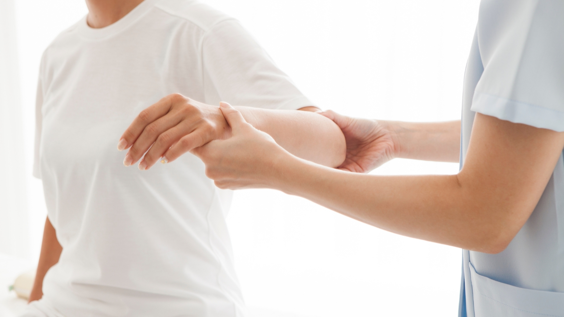 Để điều trị đúng cách, người bệnh cần được đưa đến cơ sở y tế để bác sĩ thực hiện thủ thuật nắn khớp