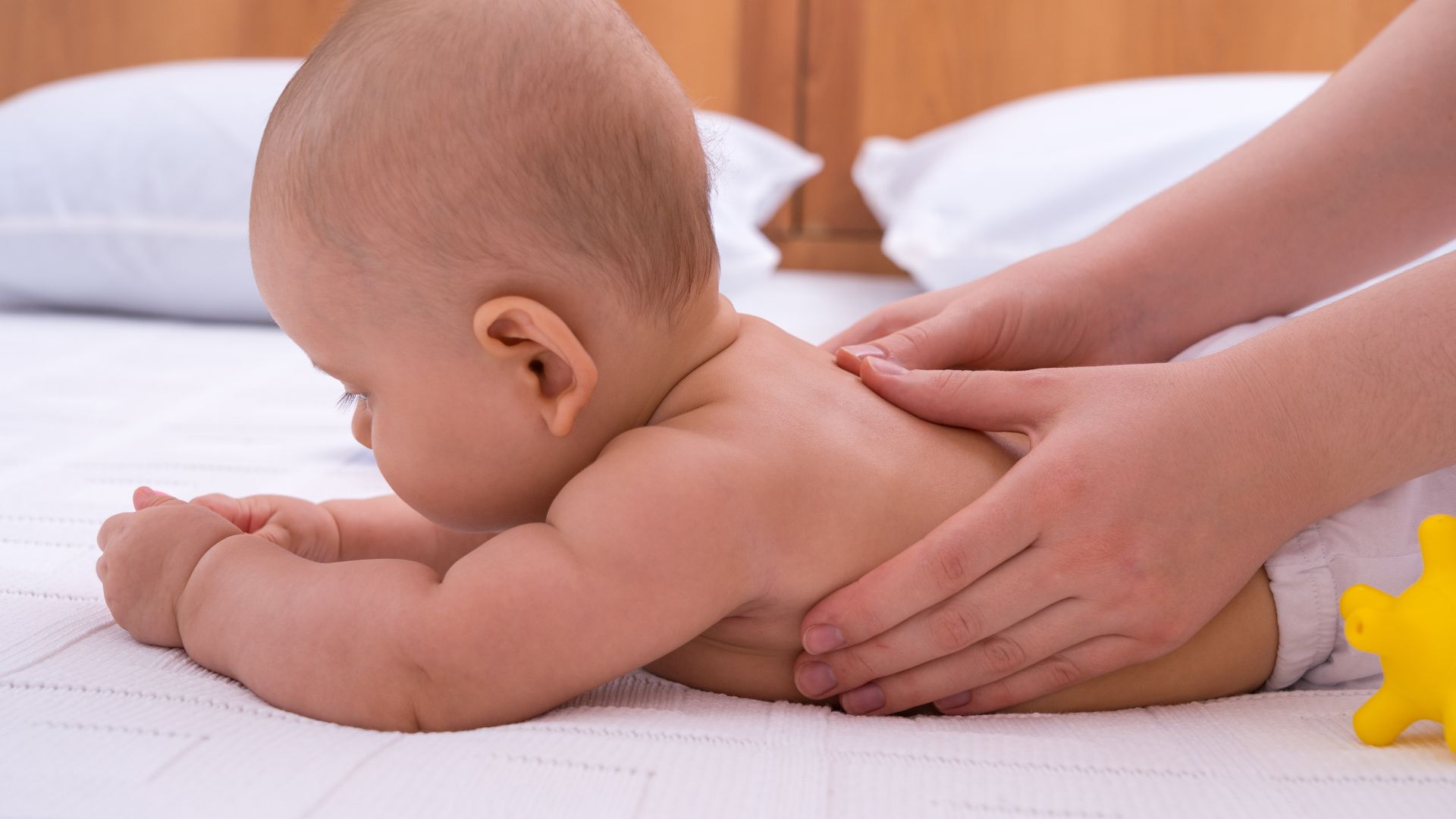 Trẻ bị rụng tóc hình khăn là dấu hiệu trẻ thiếu canxi điển hình