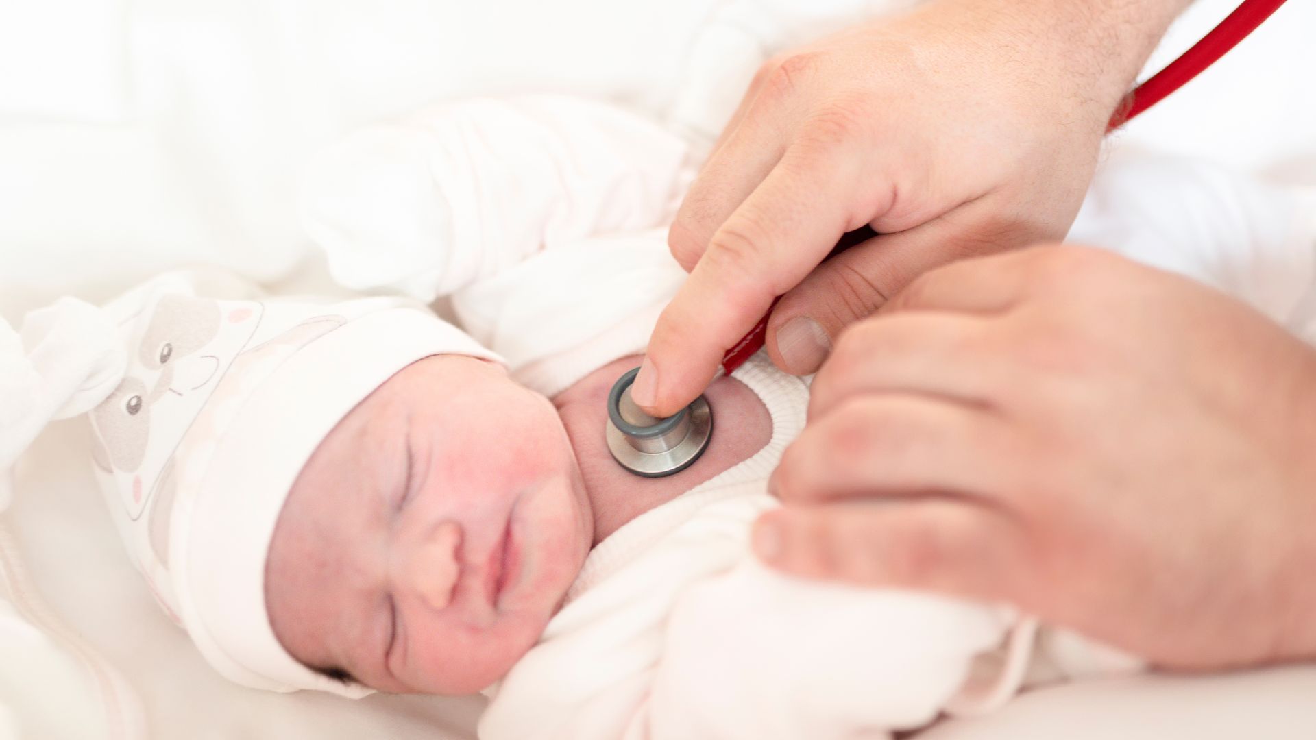 Cha mẹ cần đưa trẻ đi khám khi thấy nhiều dấu hiệu trẻ sơ sinh bị thiếu canxi