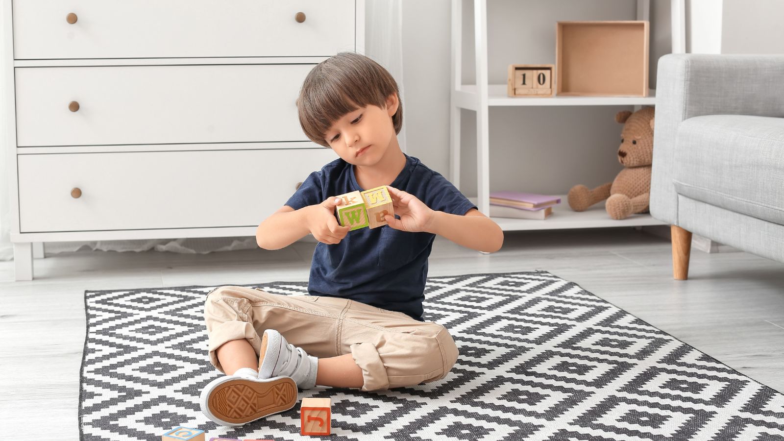 Dấu hiệu của tự kỉ là trẻ ít hoặc không nói chuyện, chậm nói hơn hẳn so với bạn bè cùng tuổi