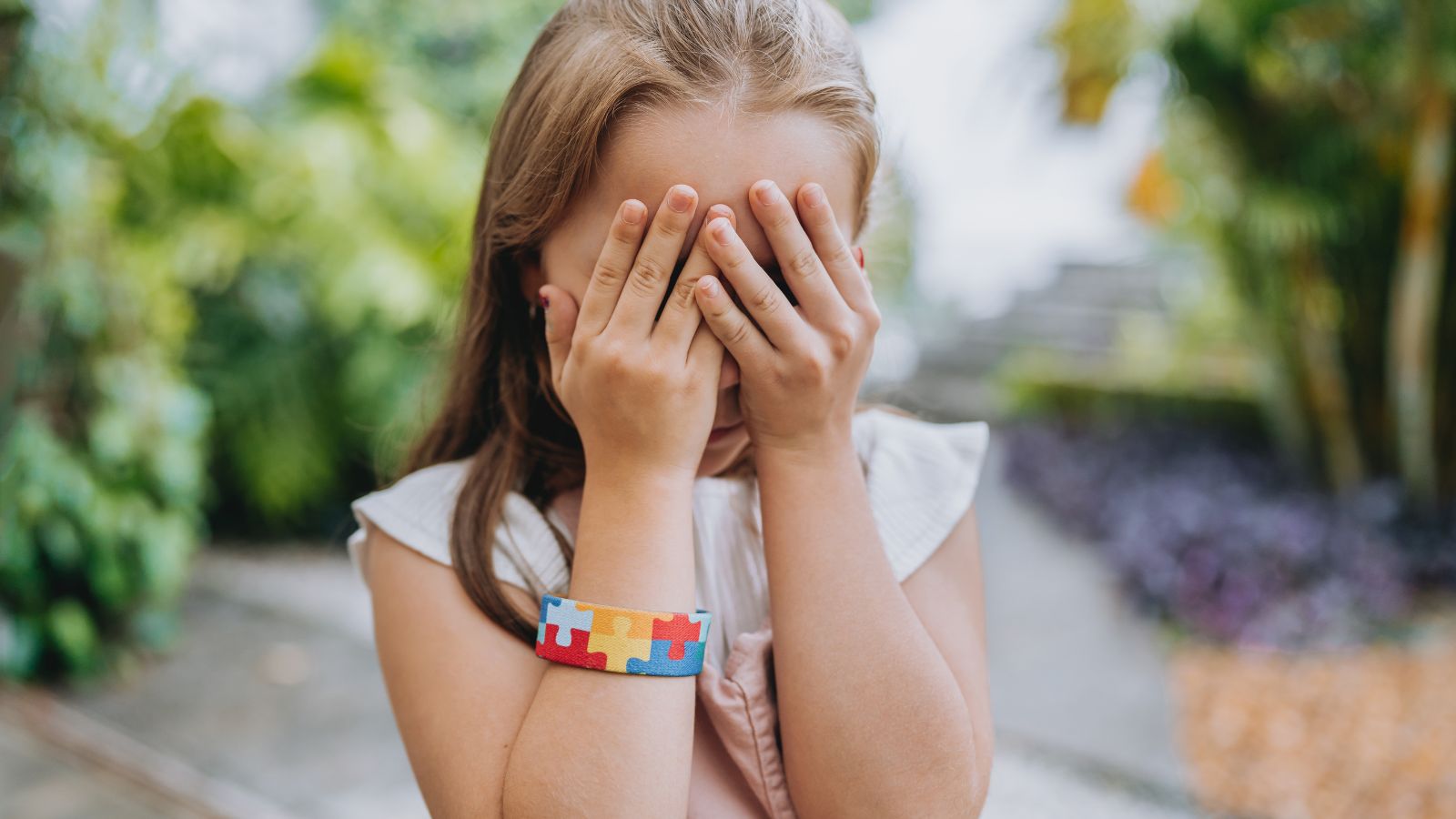 Nhận biết dấu hiệu trẻ tự kỷ 2 tuổi giúp ba mẹ chăm sóc trẻ tốt hơn