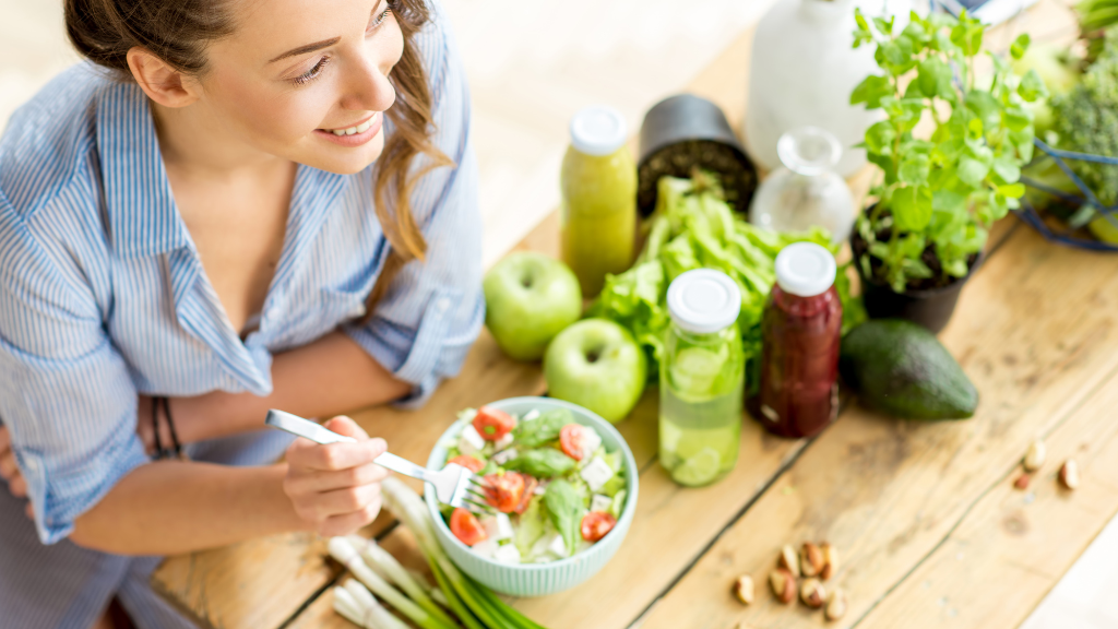 Duy trì chế độ ăn uống lành mạnh, nhiều rau xanh và chất xơ giúp giảm nguy cơ mắc ung thư hậu môn