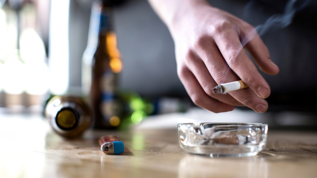 Người thường xuyên hút thuốc, uống rượu có nguy cơ cao mắc ung thư khoang miệng