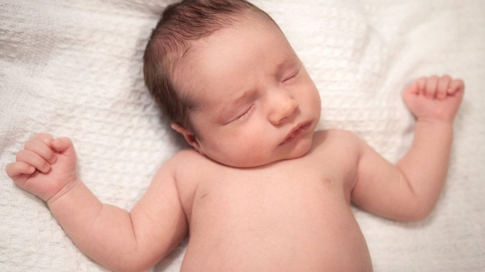 Nghiêng đầu về một bên trong hầu hết thời gian là dấu hiệu vẹo cổ ở trẻ sơ sinh