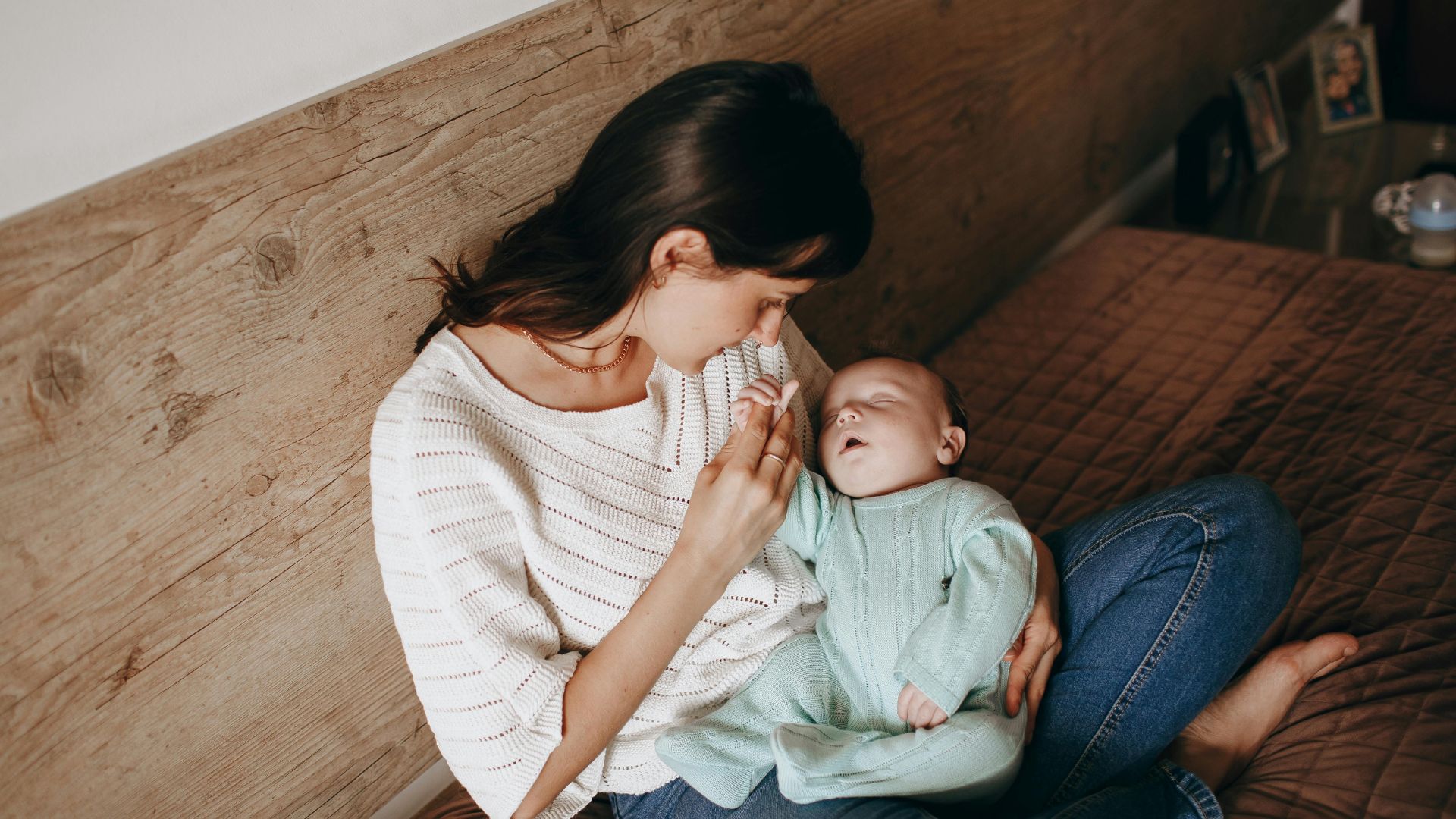 Luân phiên bên khi bế và cho trẻ bú giúp phòng ngừa vẹo cổ ở trẻ sơ sinh