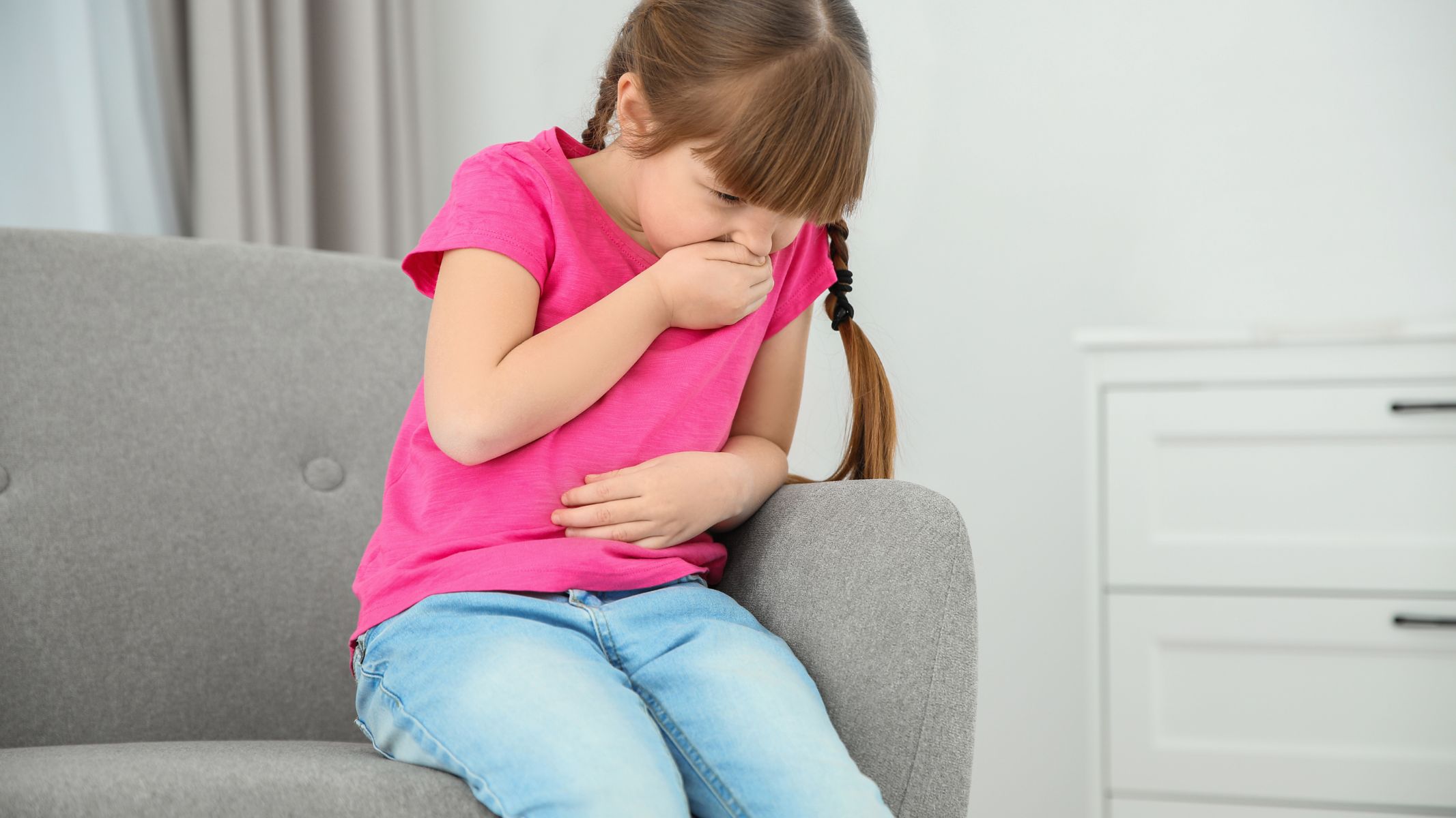 Trẻ nôn là là biến chứng nguy hiểm của viêm loét dạ dày