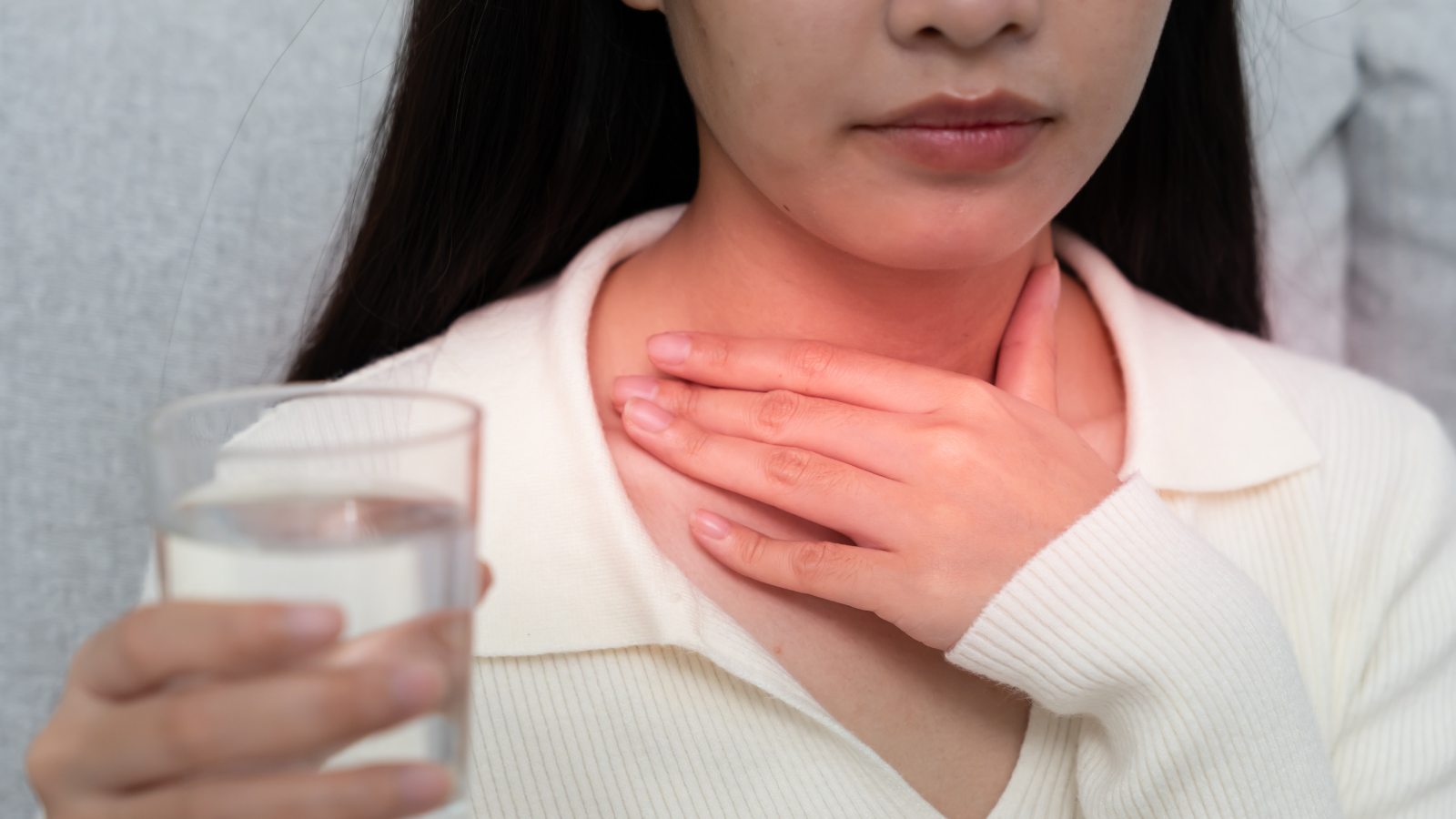 Sốt xuất huyết có đau họng không? Đau họng không phải dấu hiệu điển hình của sốt xuất huyết