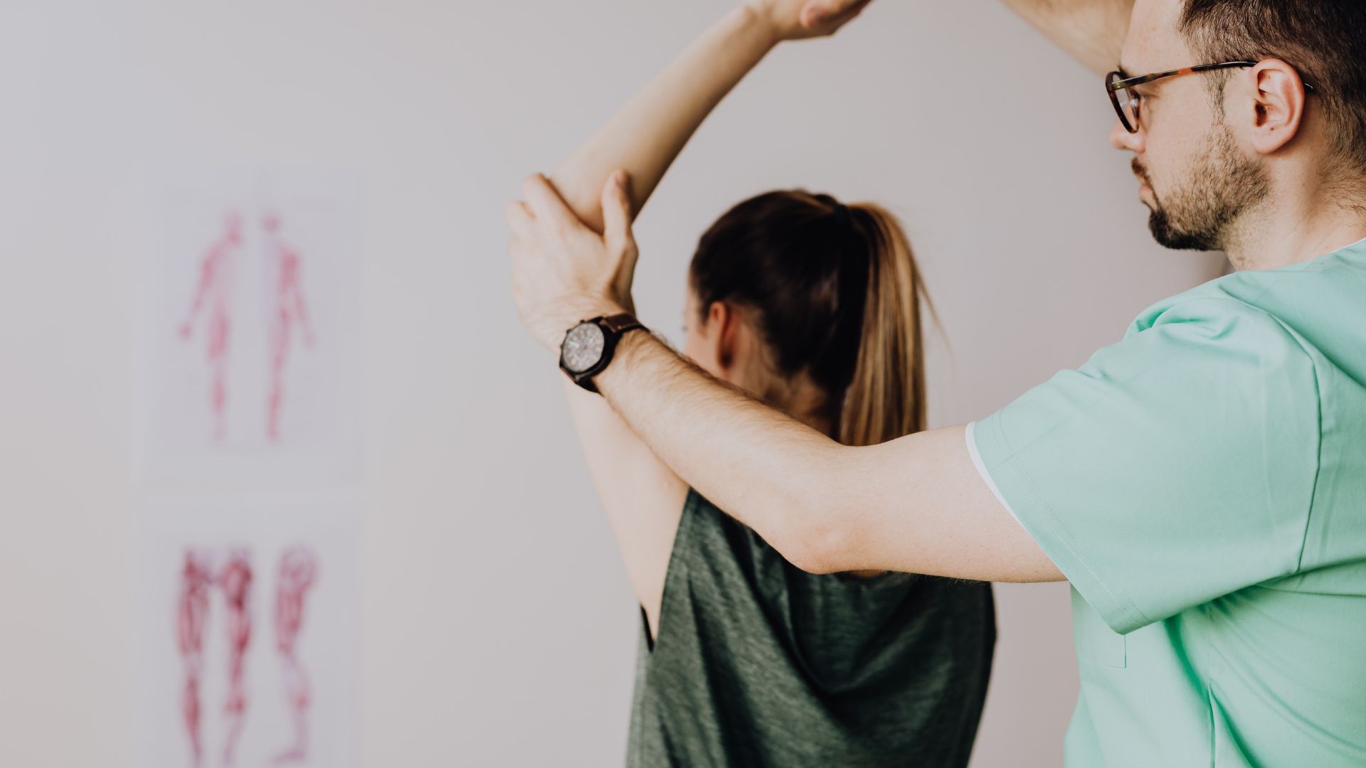 Tập vận động đóng vai trò thiết yếu trong việc kiểm soát đau khớp cổ tay