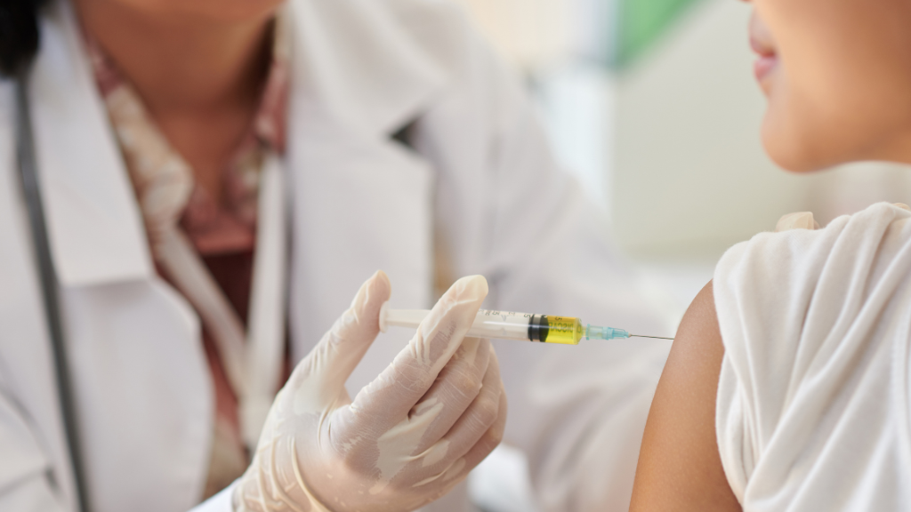 Hiện tượng đau khớp sau tiêm vắc xin có thể xuất phát từ nhiều nguyên nhân khác nhau