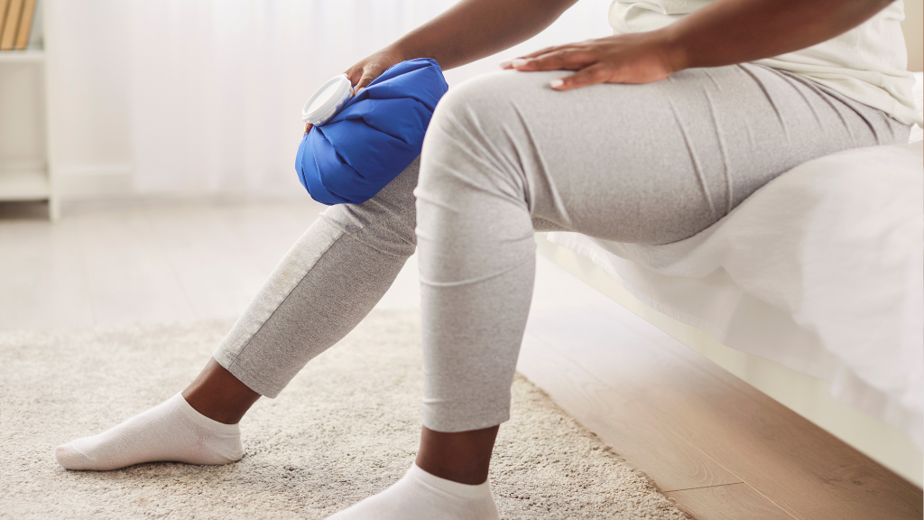 Chườm ấm nhẹ nhàng nếu cảm thấy đau nhức khớp sau tiêm