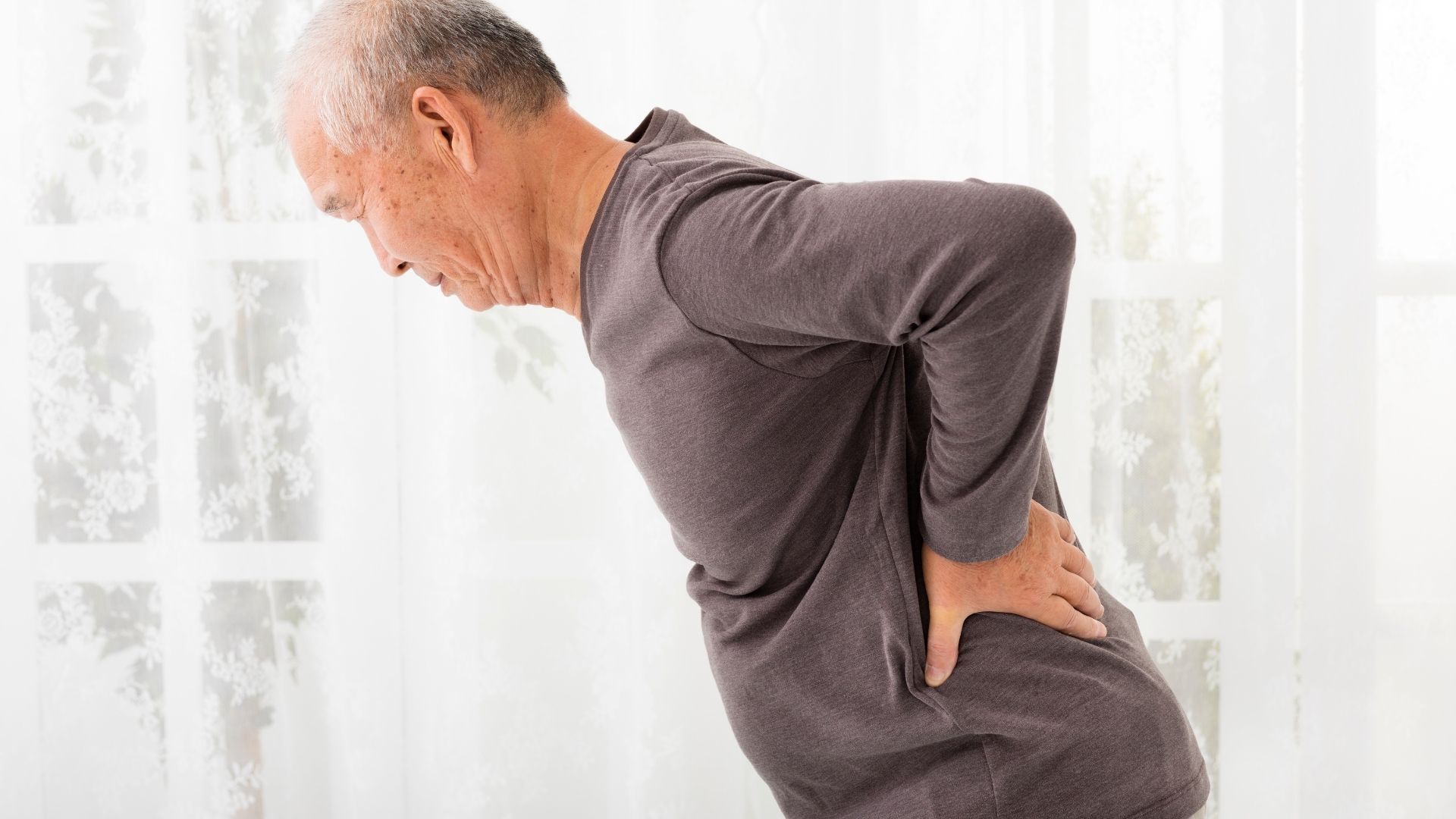Hiện tượng đau lưng bên trái có thể xuất phát từ nhiều nguyên nhân khác nhau