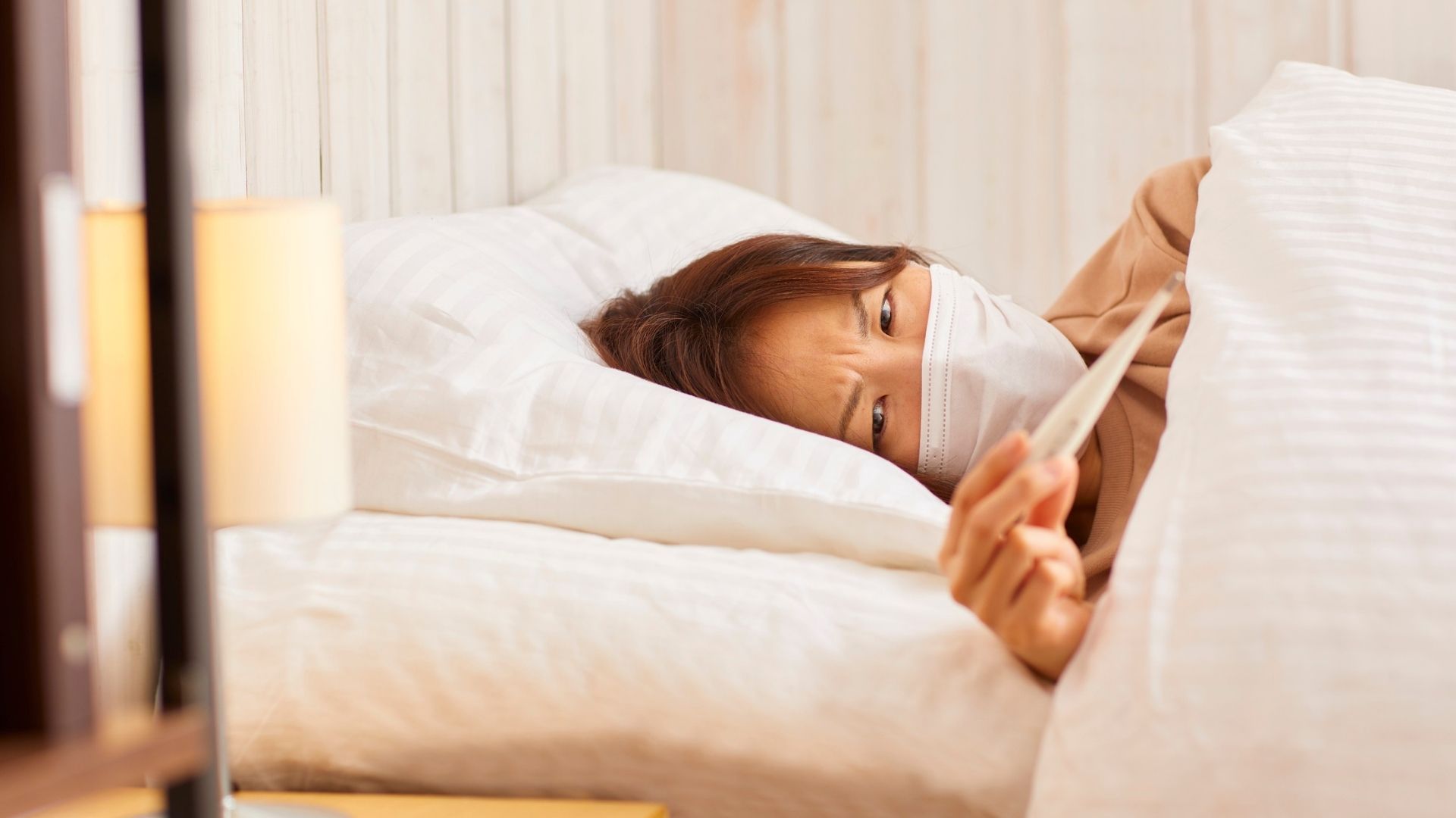 Người bệnh nên đi khám nếu đau lưng trên kèm sốt cao