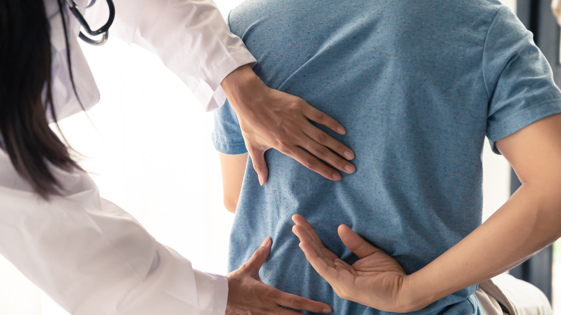 Nếu đau lưng do chấn thương hoặc kéo dài, dữ dội, cần thăm khám bác sĩ để được đánh giá chính xác