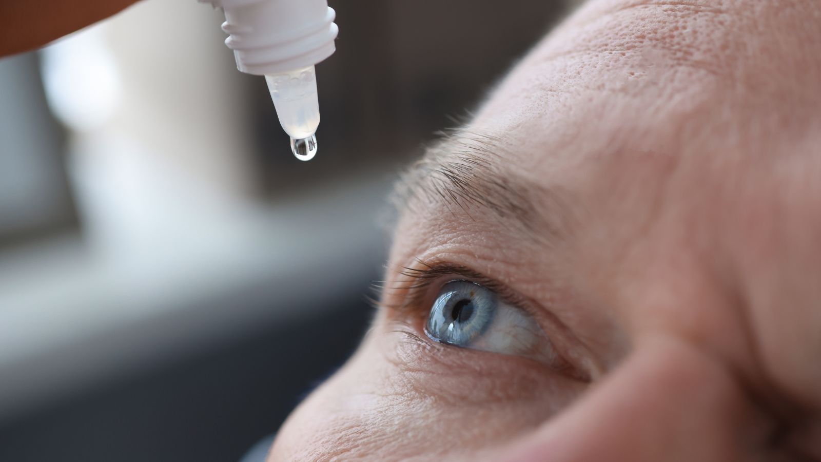 Dùng nước muối sinh lý để rửa mắt mỗi ngày có thể giảm tình trạng đau mắt đỏ