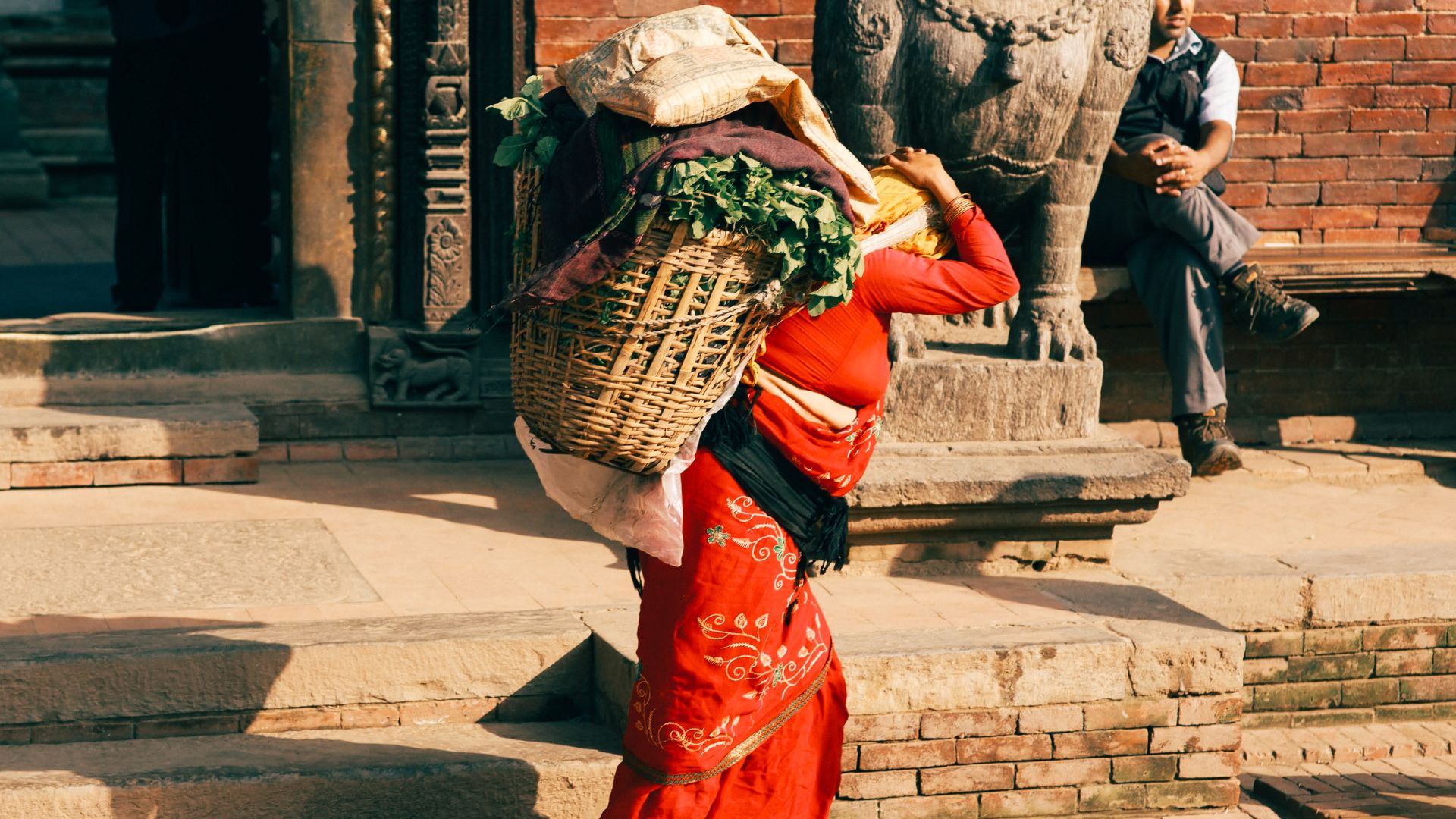 Thường xuyên mang vác nặng có thể dẫn đến đau mỏi vai gáy tê bì chân tay