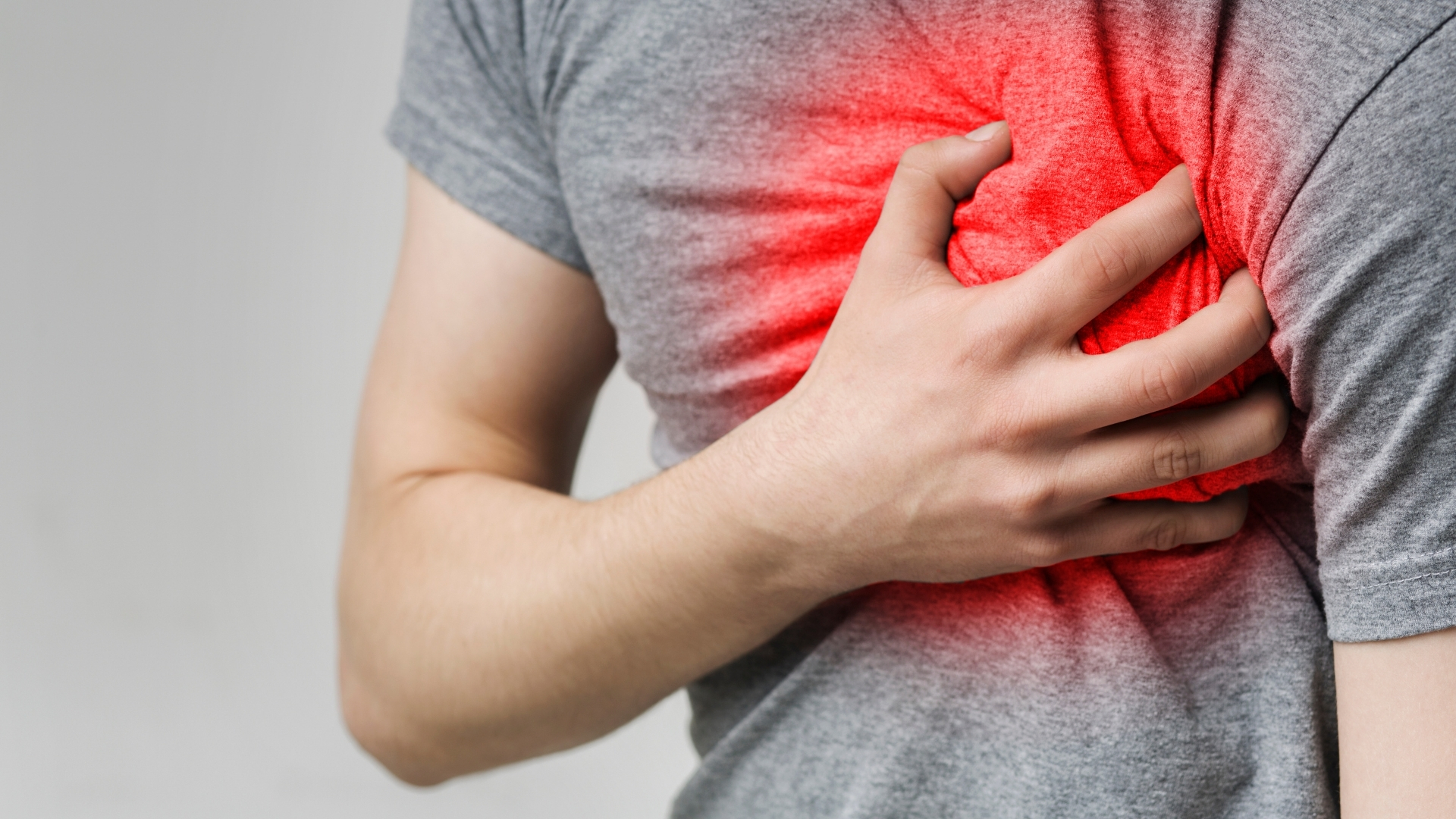 Đau ngực kiểu màng phổi thường liên quan đến tình trạng viêm hoặc tổn thương tại màng phổi