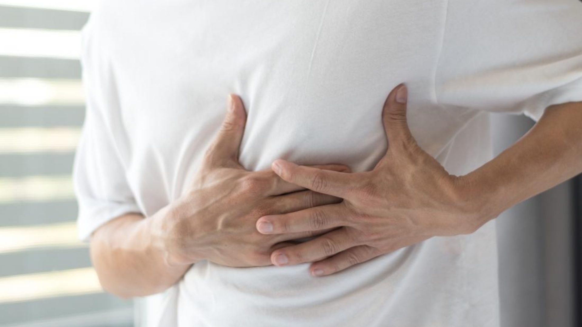 Các chấn thương như gãy xương sườn, dập phổi hoặc tổn thương thành ngực có thể gây kích thích màng phổi, dẫn đến đau tăng lên khi hít thở hoặc vận động