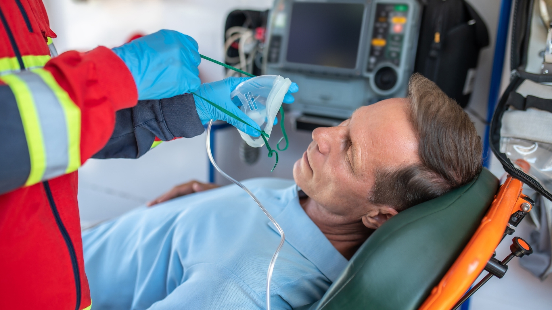 Trong các trường hợp có khó thở, người bệnh có thể cần thở oxy hoặc các biện pháp hỗ trợ hô hấp khác