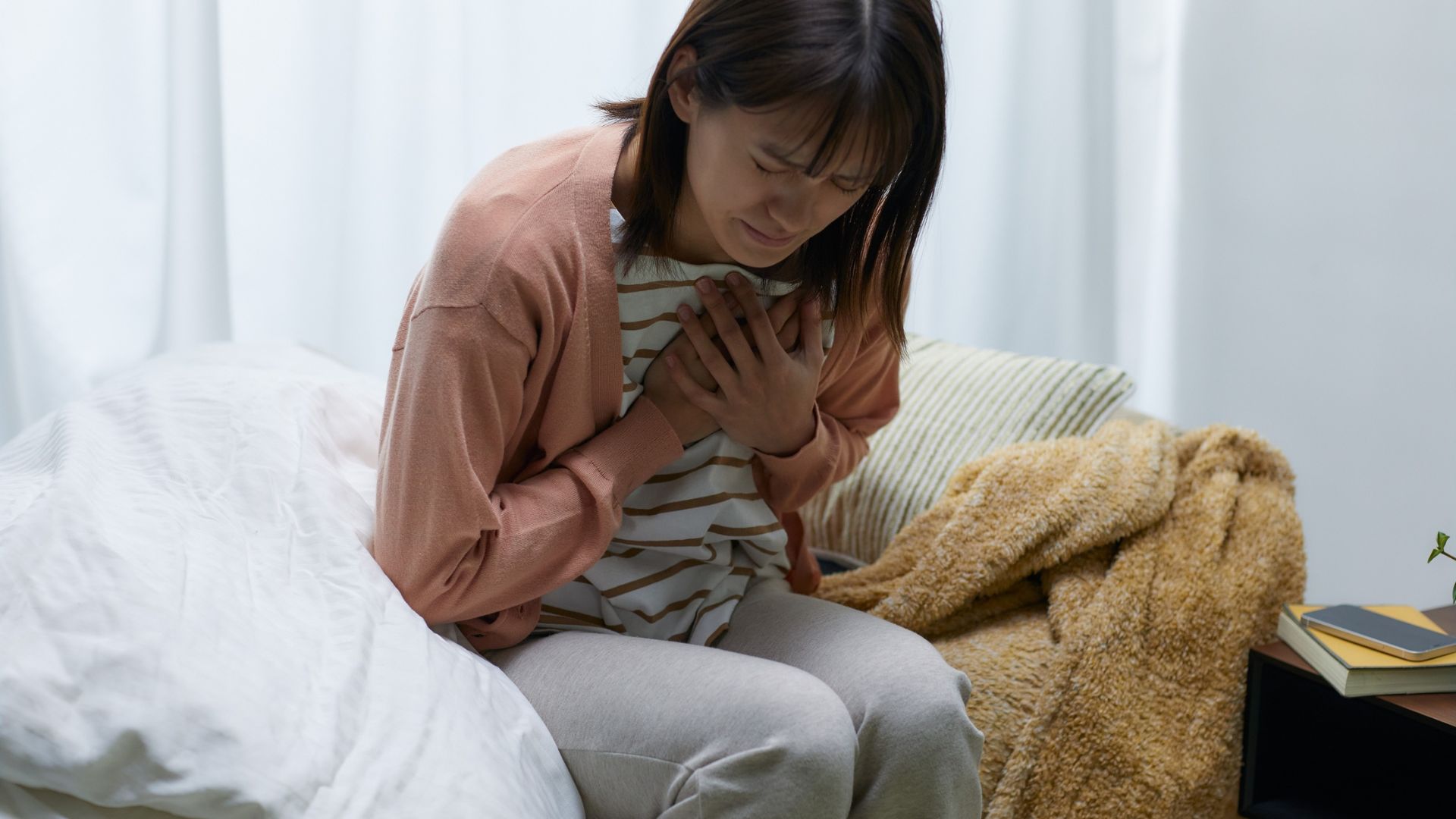 Người bệnh bị hoảng loạn cũng có thể khiến ngực bị đau thắt, tim đập nhanh và khó thở