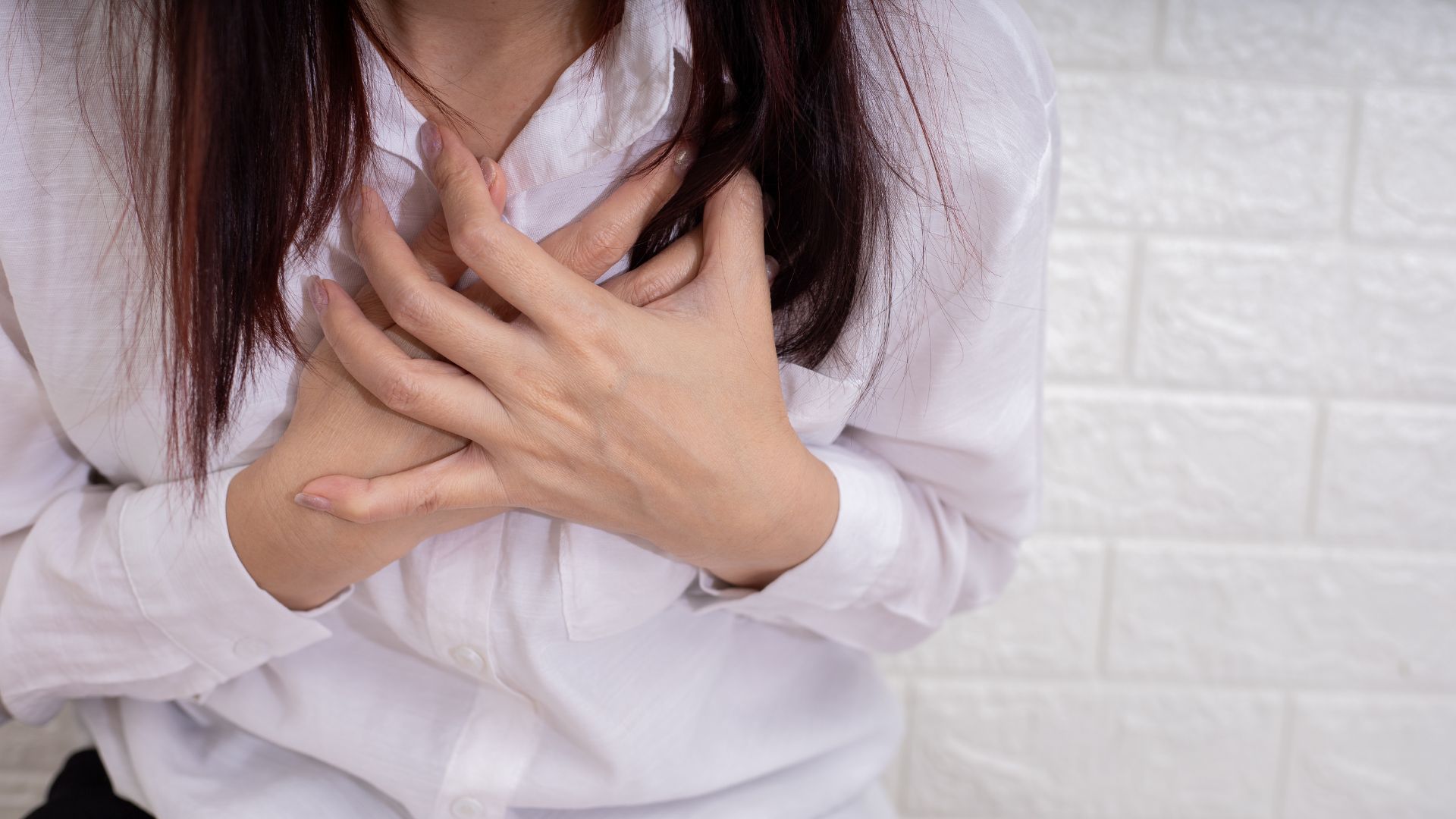 Đau ngực trái theo từng nguyên nhân cụ thể sẽ có biểu hiện và các triệu chứng kèm theo khác nhau