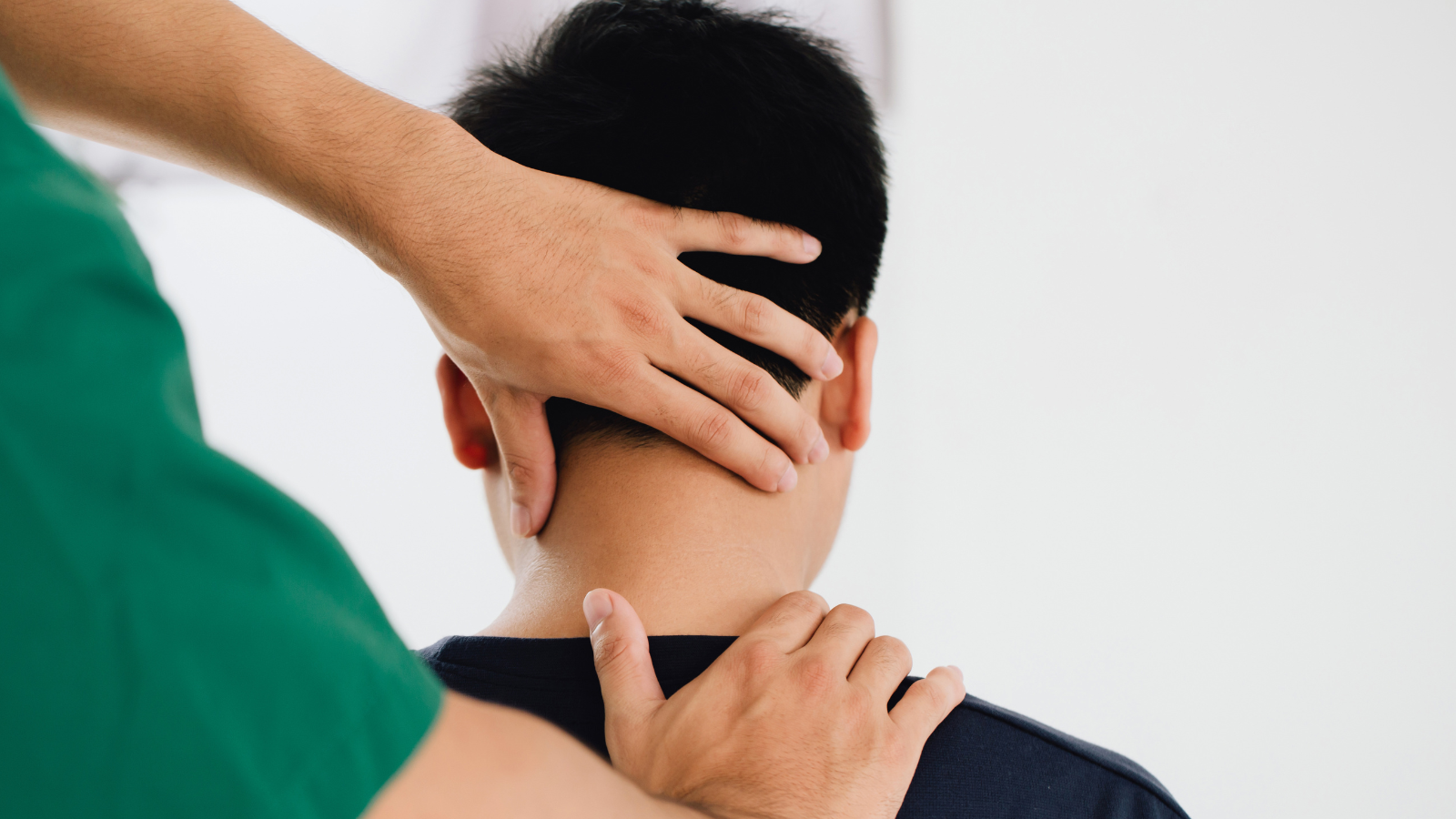 Nên thực hiện các bài tập vận động và kéo giãn vùng đầu cổ dưới hướng dẫn của chuyên gia vật lý trị liệu