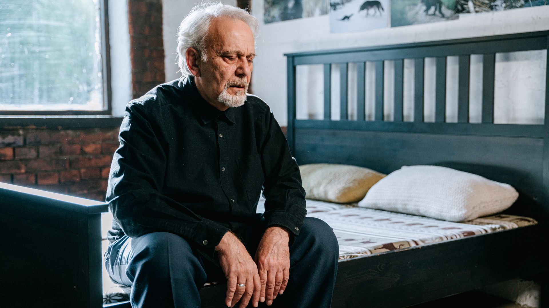 Bạn nên ngồi nghỉ ngơi và dừng mọi hoạt động nếu xuất hiện tình trạng đau nhói tim