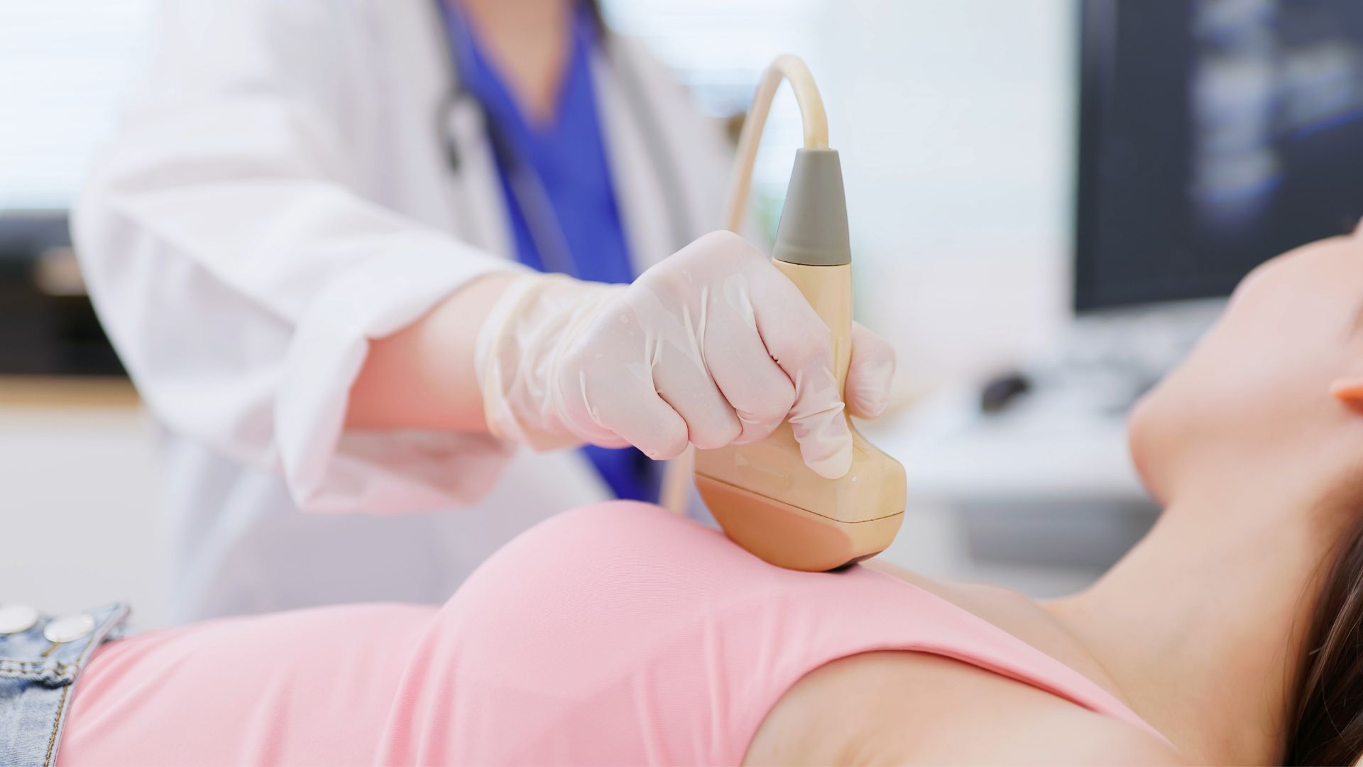 Khám vú định kỳ mỗi năm là biện pháp phòng ngừa đau nhũ hoa hiệu quả