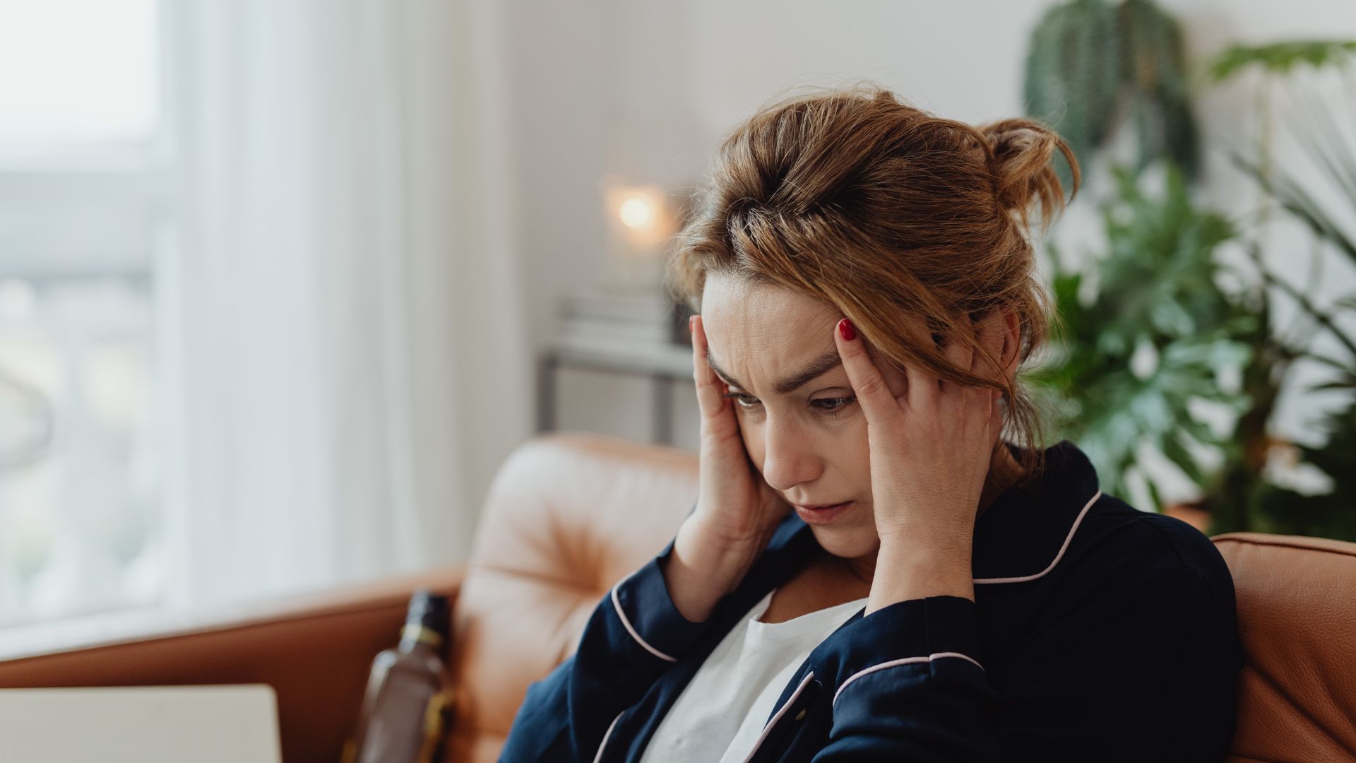 Đau nửa đầu bên phải và nhức mắt có thể kèm thêm cảm giác buồn nôn