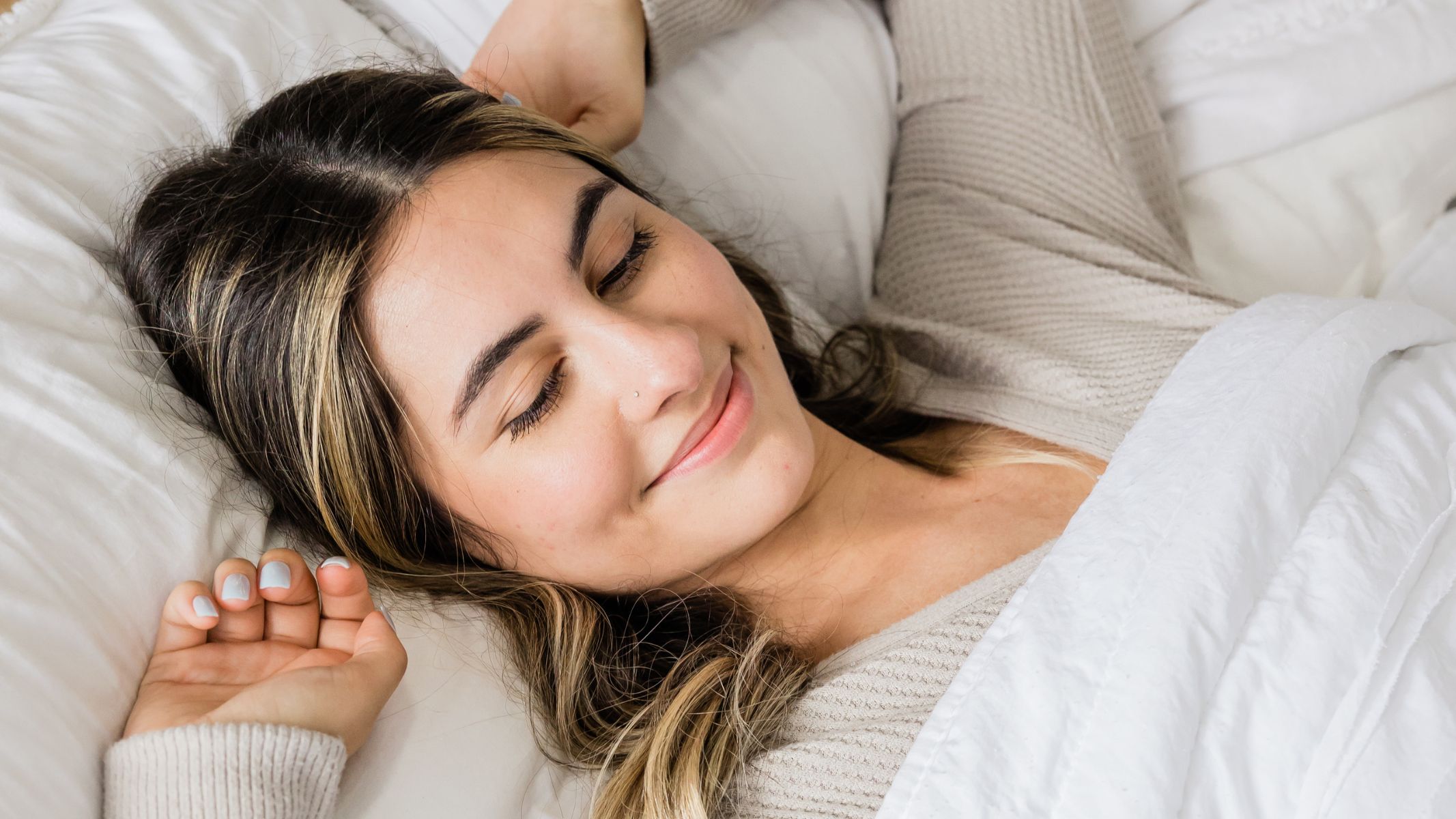Nghỉ ngơi trong không gian yên tĩnh giúp bạn thư giãn, từ đó hỗ trợ giảm đau hiệu quả