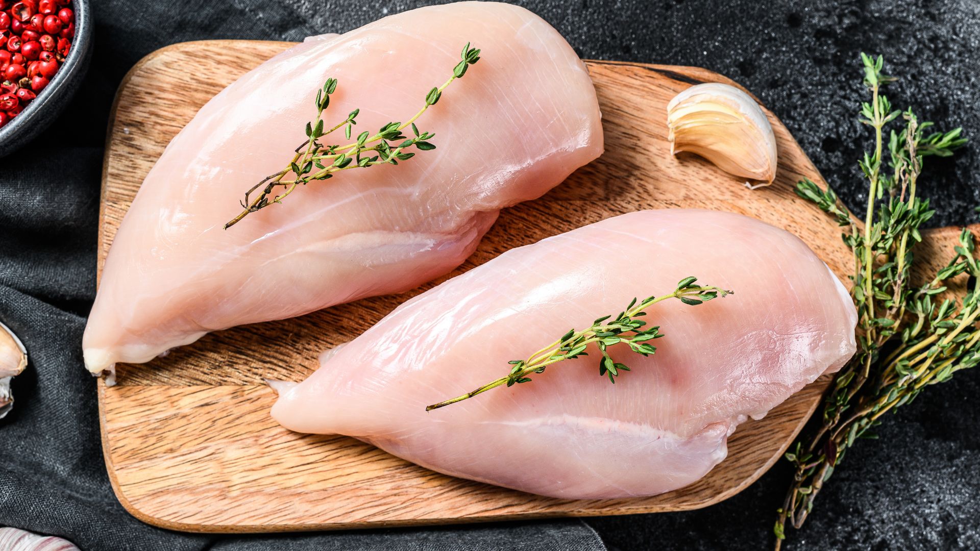 Bạn nên ưu tiên ăn phần thịt ức gà khi bị đau răng