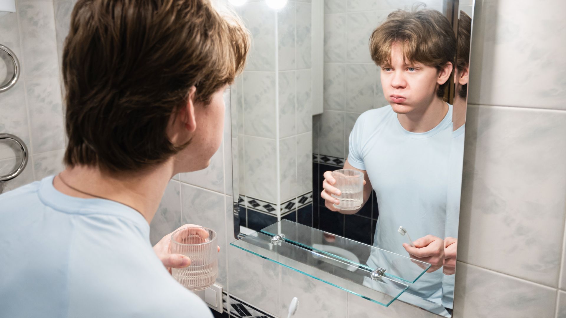 Bạn nên súc miệng nhẹ nhàng bằng nước muối ấm sau khi ăn