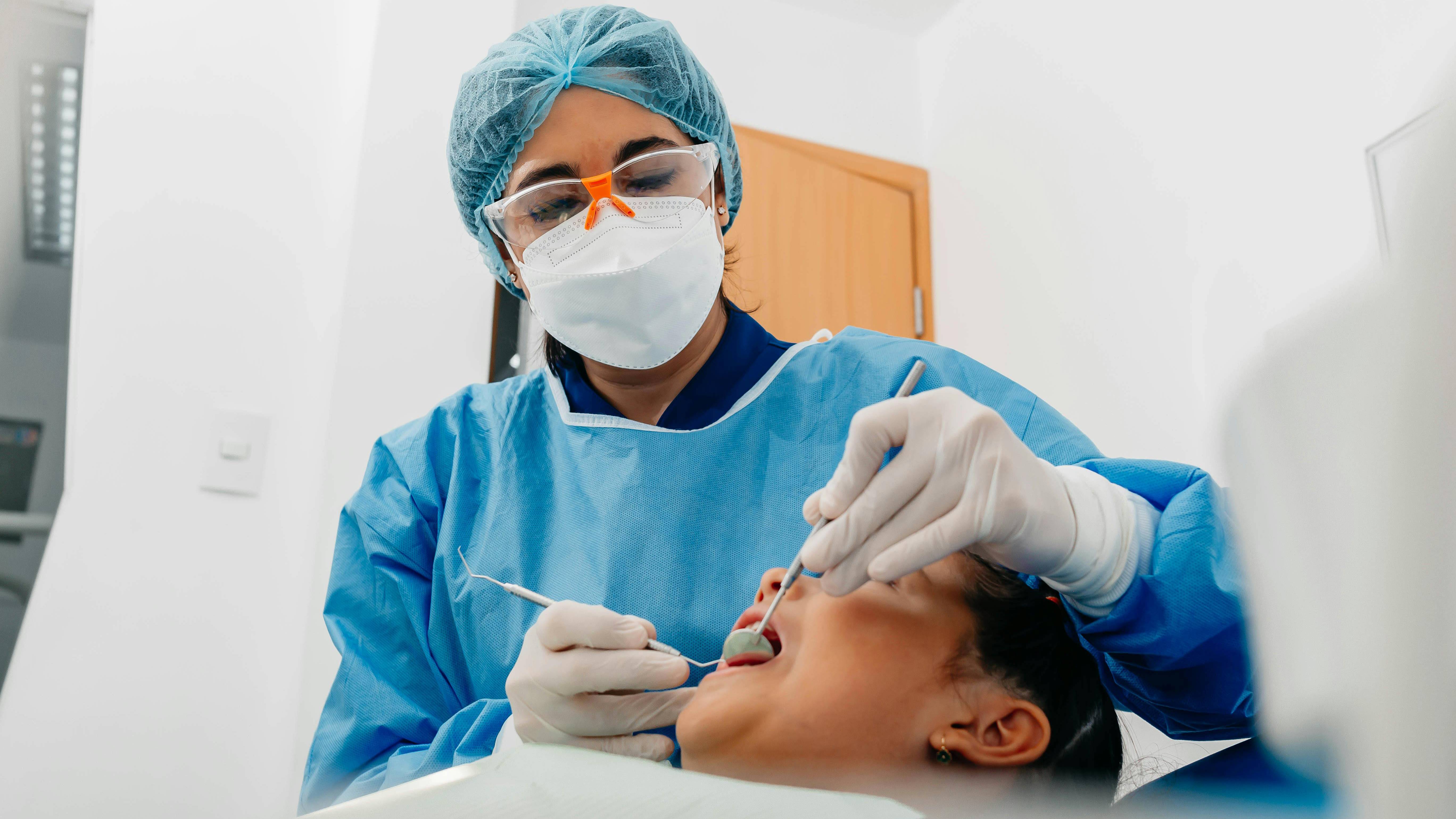 Nên khám răng miệng sáu tháng một lần giúp phát hiện sớm các vấn đề răng miệng