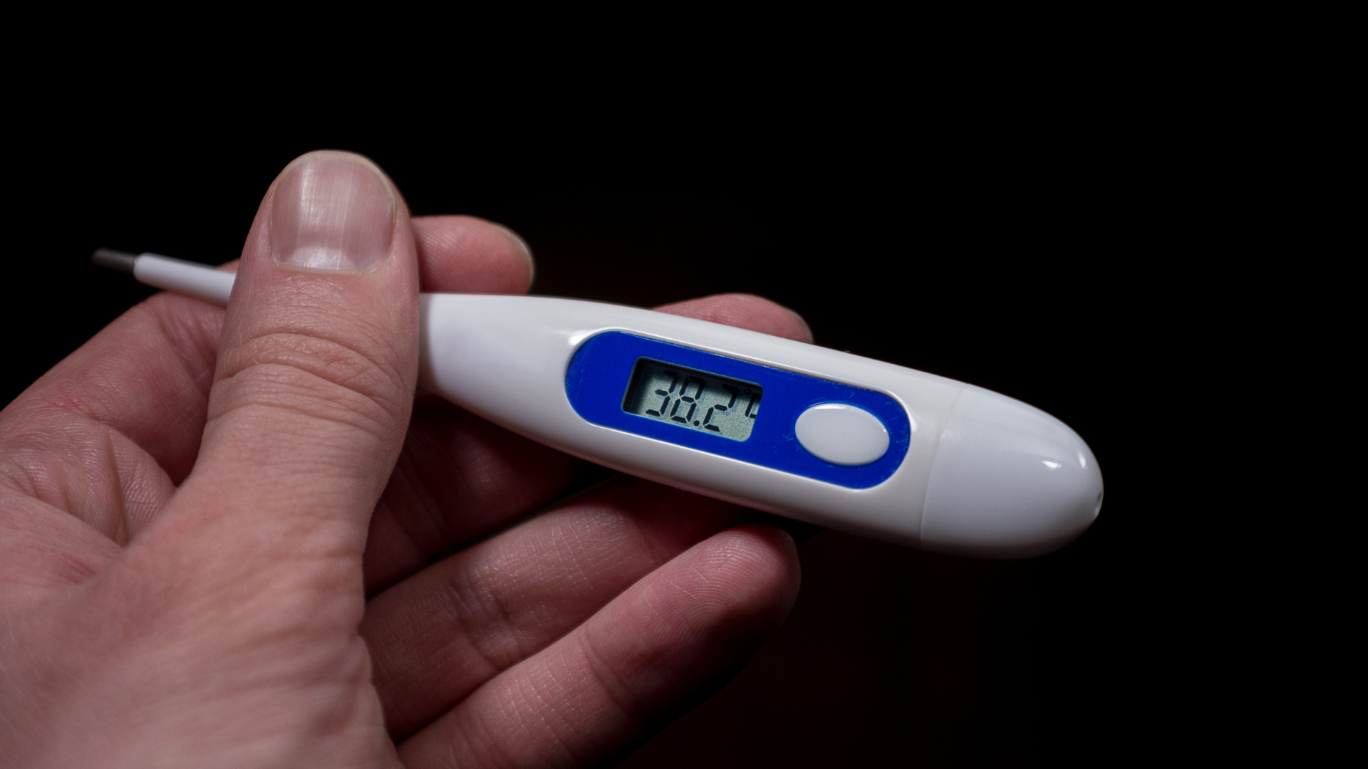 Sốt trên 38 độ C kèm theo cảm giác mệt mỏi toàn thân có thể là biểu hiện của nhiễm trùng đang lan rộng