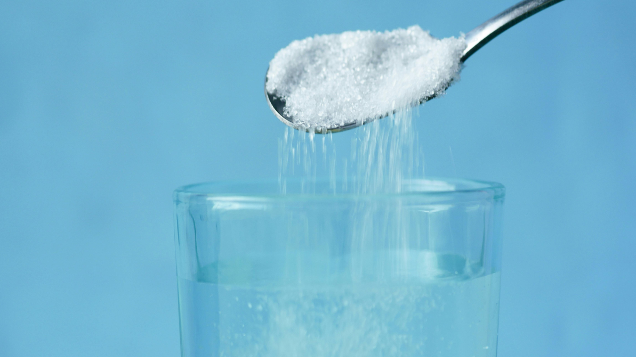 Súc miệng bằng nước muối giúp làm dịu cơn đau họng