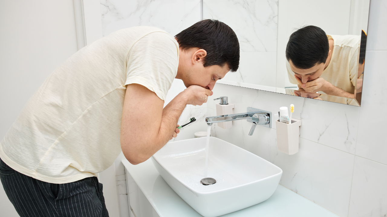 Ngậm nước muối kết hợp vệ sinh răng miệng sạch sẽ