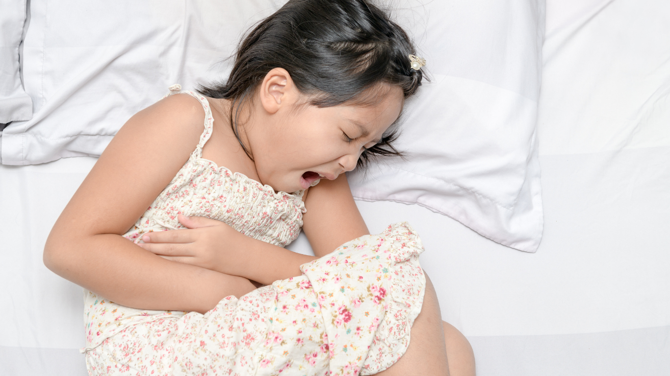 Ngoài vị trí đau, viêm ruột thừa còn đi kèm nhiều triệu chứng khác như sốt, thành bụng co cứng